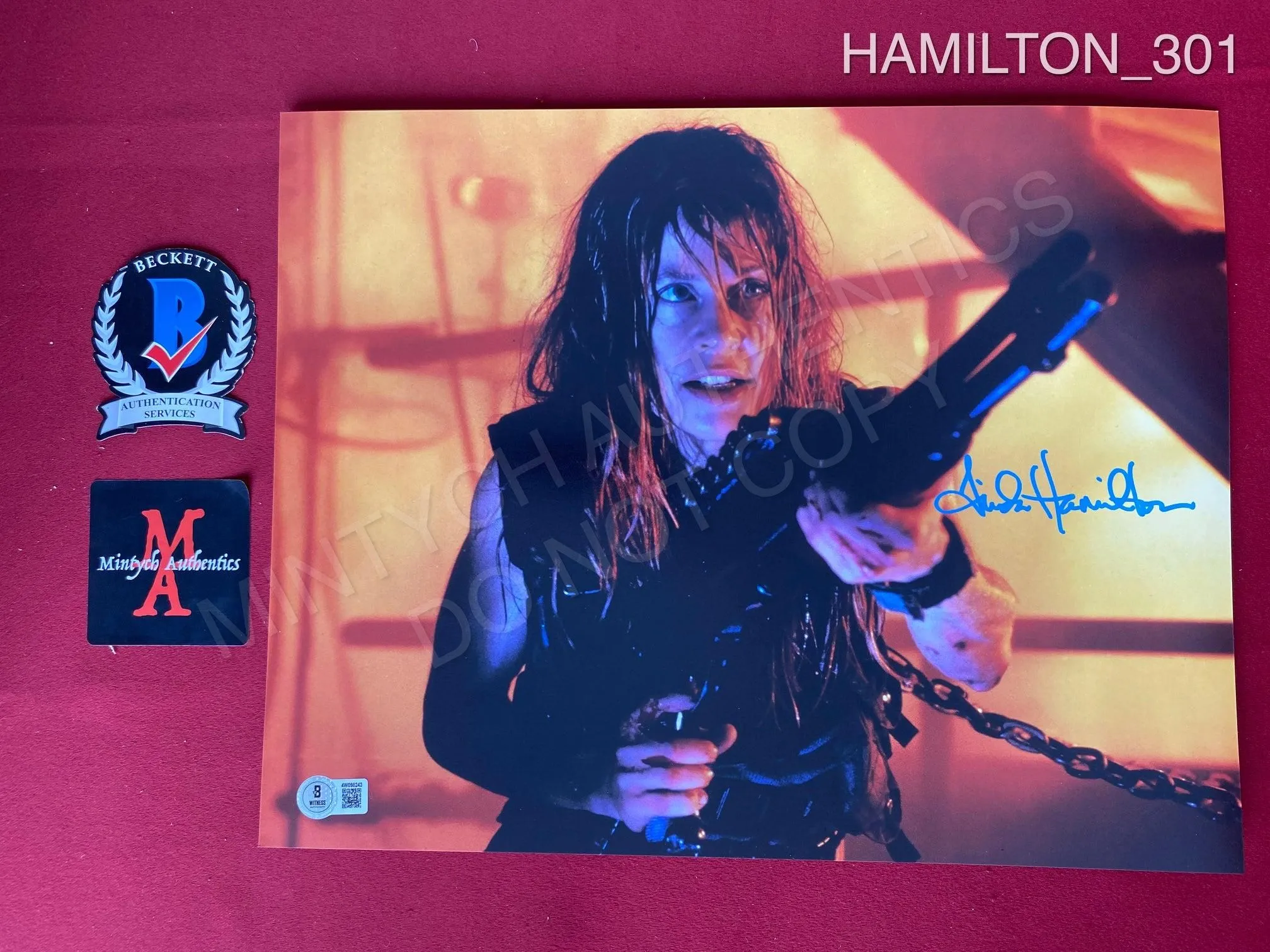 HAMILTON_301 - 11x14 Terminator Photo Autographed By Linda Hamilton