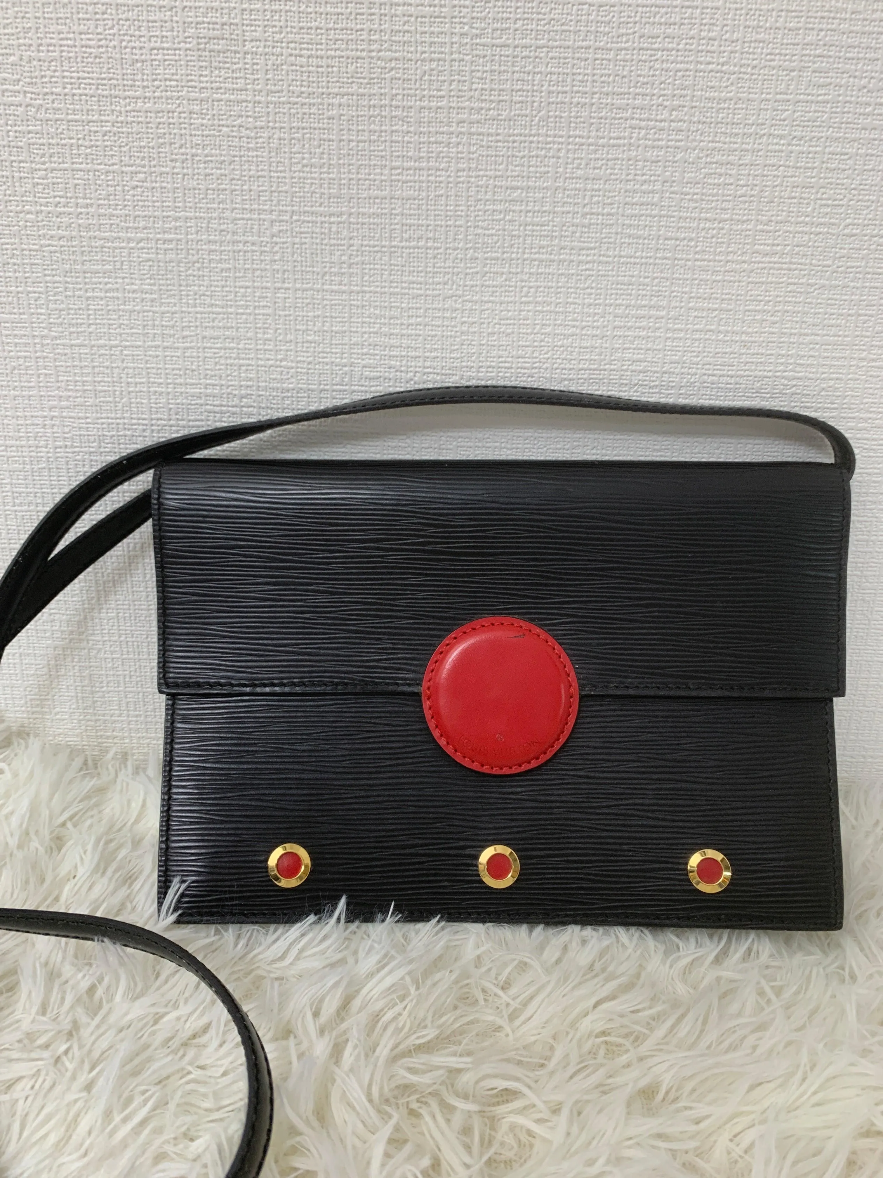 Louis Vuitton Black Shoulder Bags A-15957