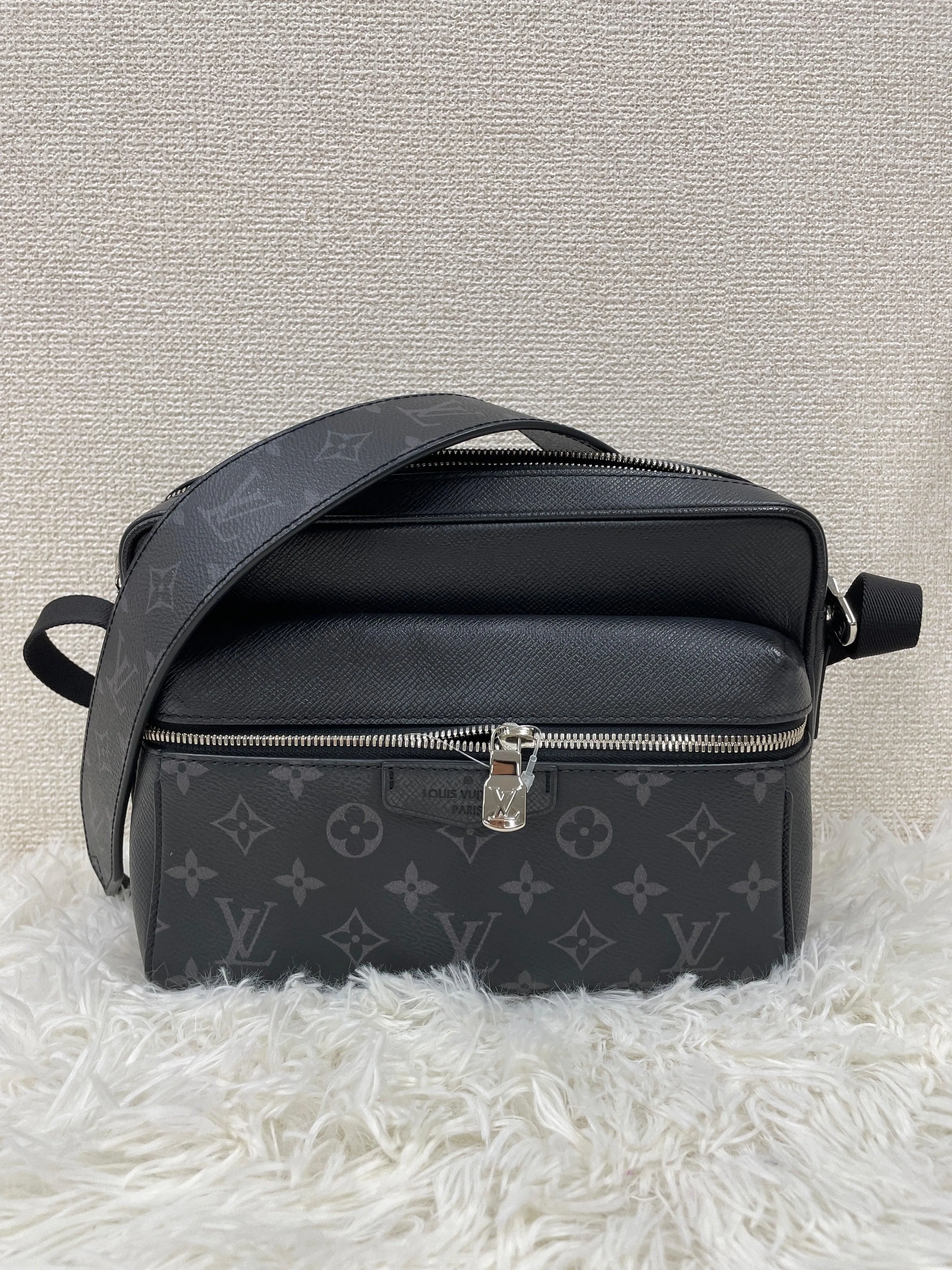 Louis Vuitton Gray Shoulder Bags A-17427