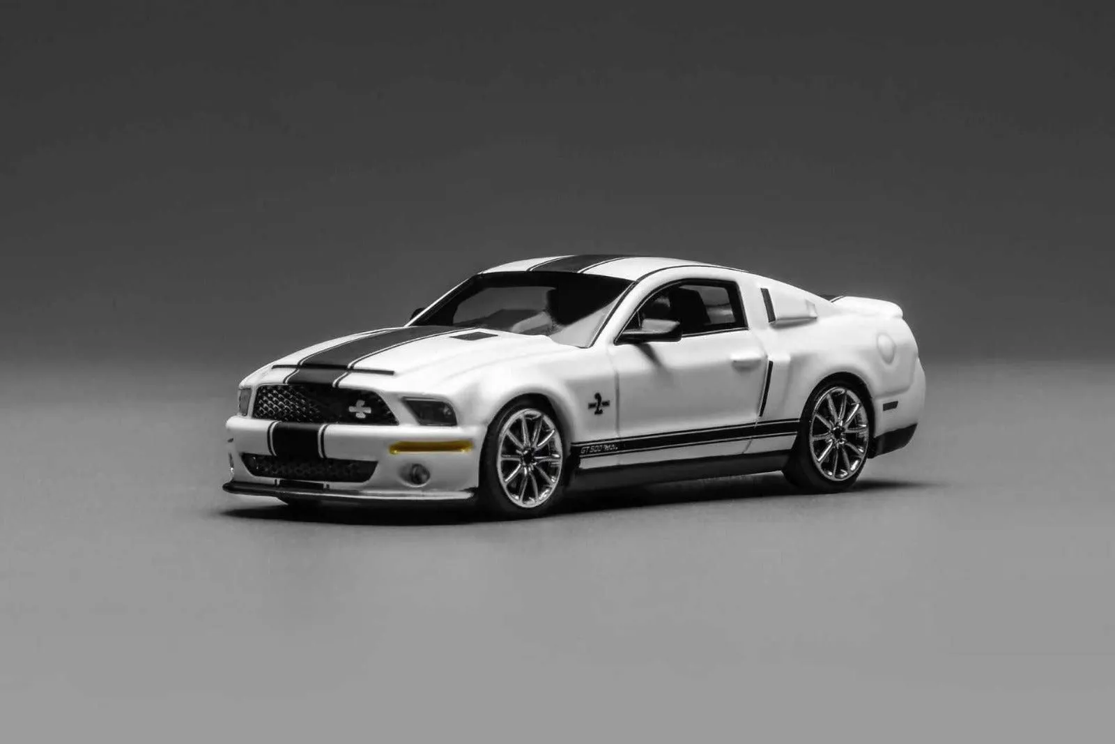 GreenLight & Motorhelix Ford Mustang Shelby GT500 Super Snake 2007 (White)
