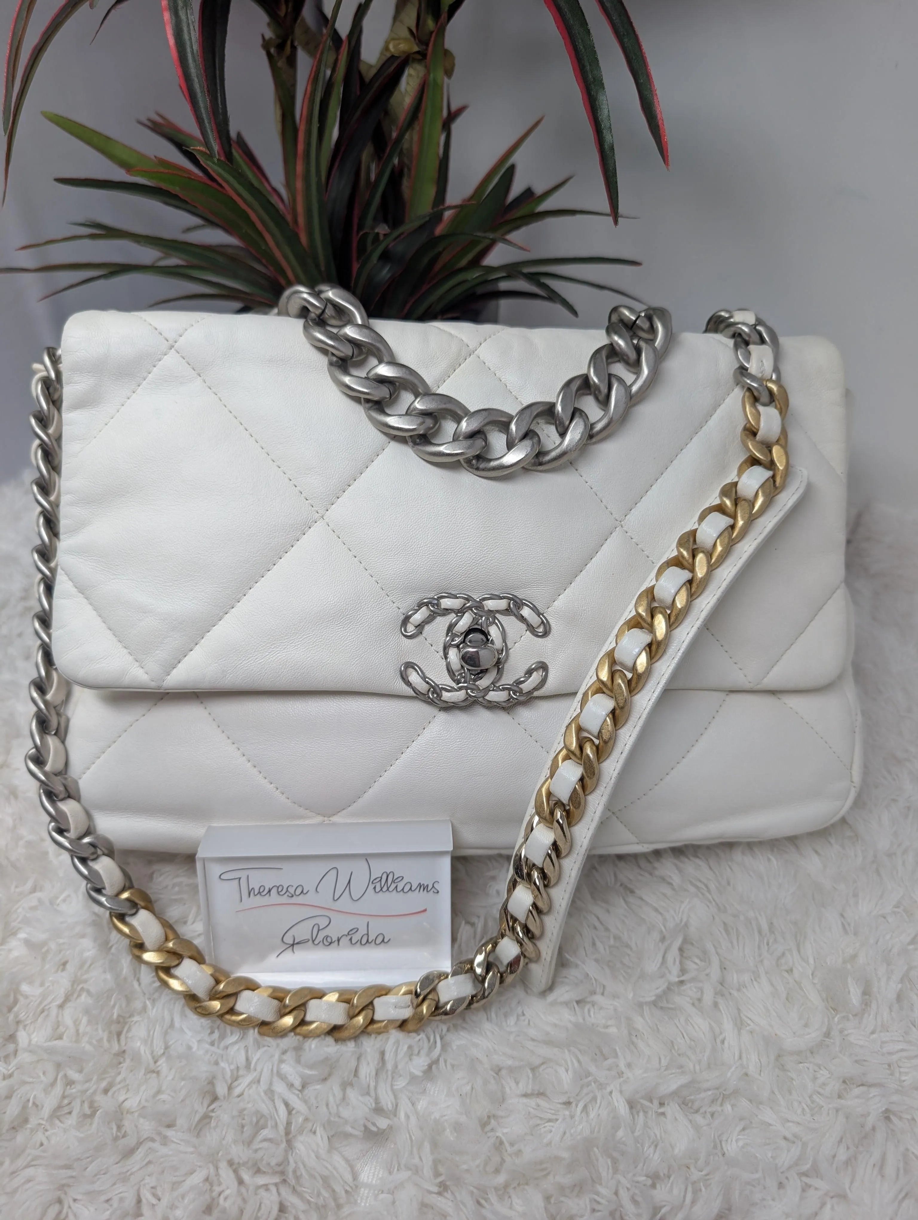 CHANEL 19 WHITE MED/LGE