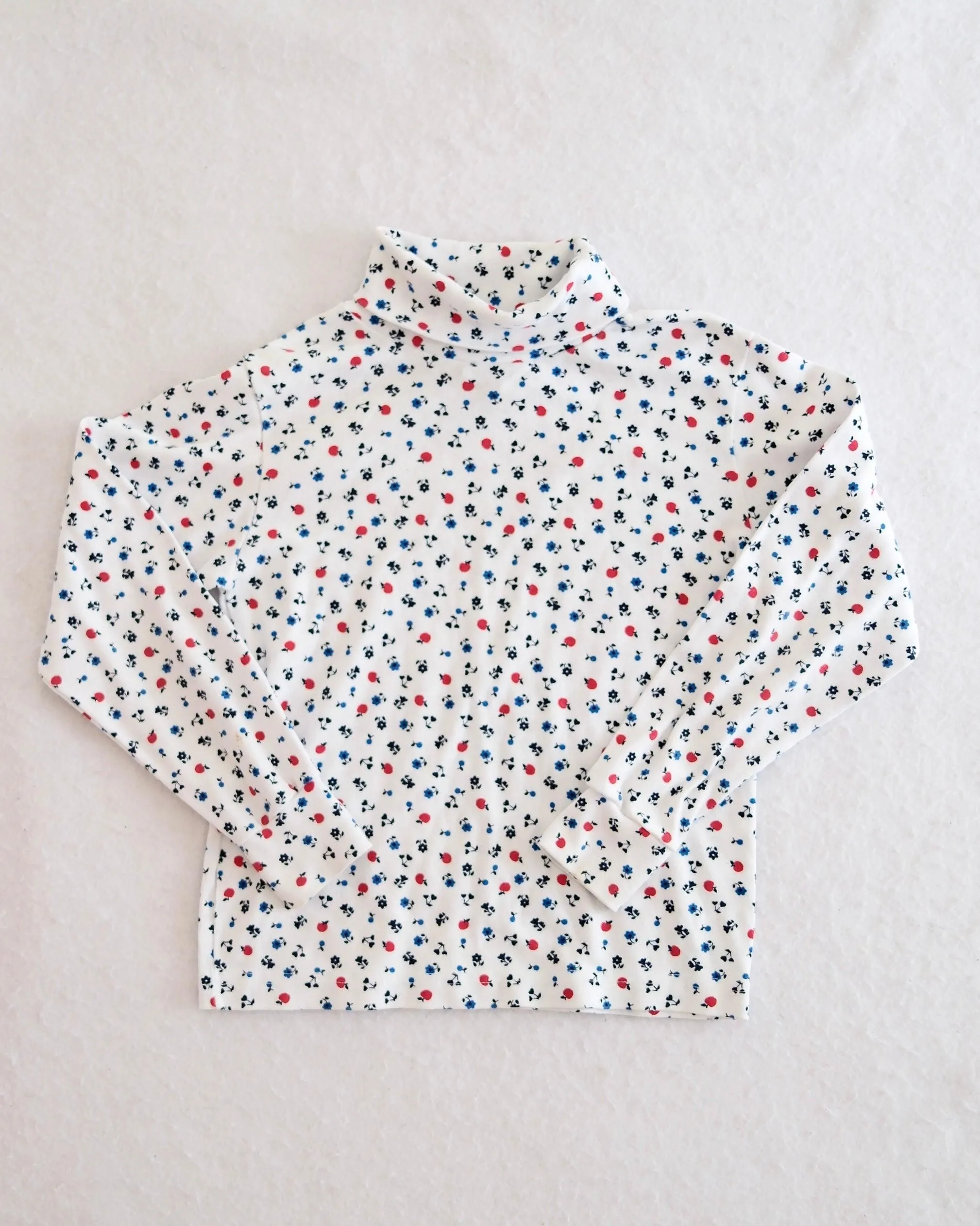 Vintage Basic Image Floral Apple Turtleneck, size 7/8