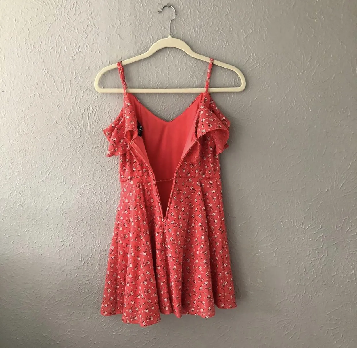 Listing Image Blurred Background