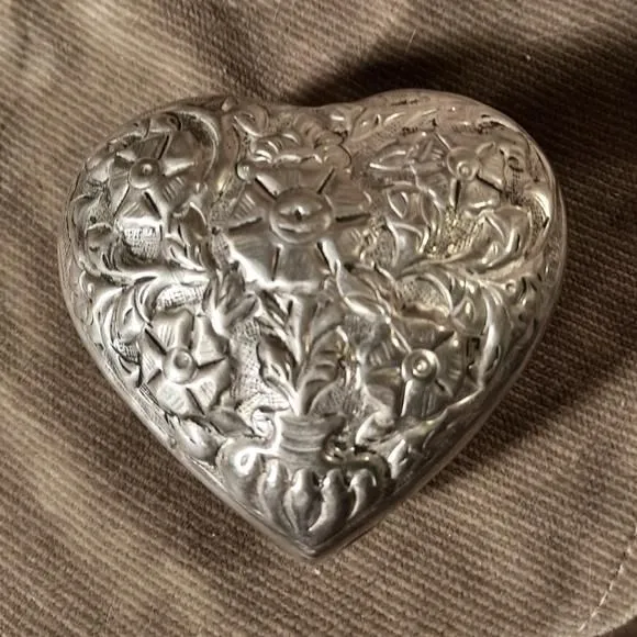 Product image for Vintage Heart Trinket Box Metal Ornate Embossed Floral Design Silver Plate