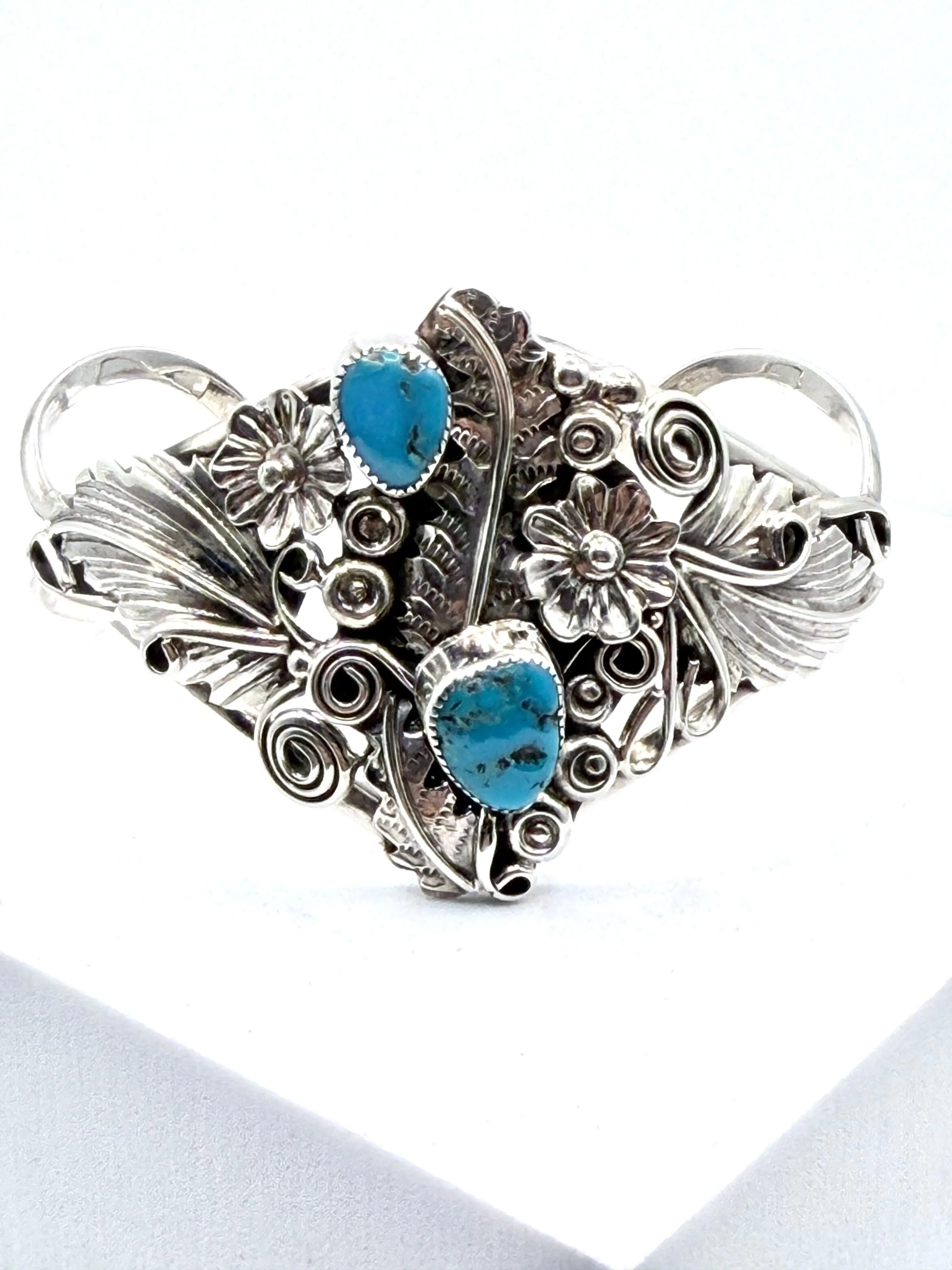 NATIVE HANDMADE KINGMAN TURQUOISE ADJUSTABLE FLOWER CUFF SIGNED BY HBY (LA 59)