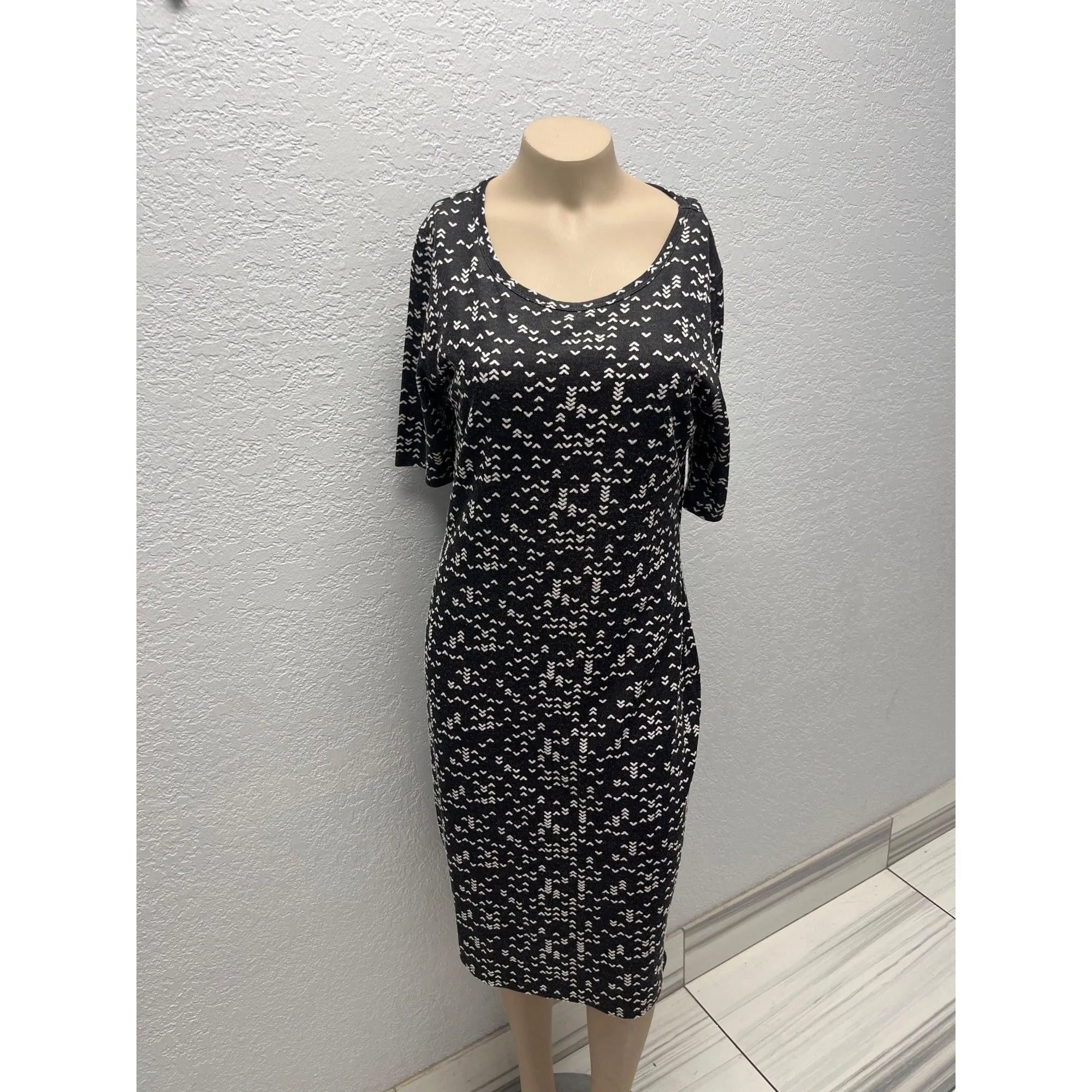 #1100 LuLaRoe Black & White Chevron Knit Scoop Neck Knee-Length Dress Size S