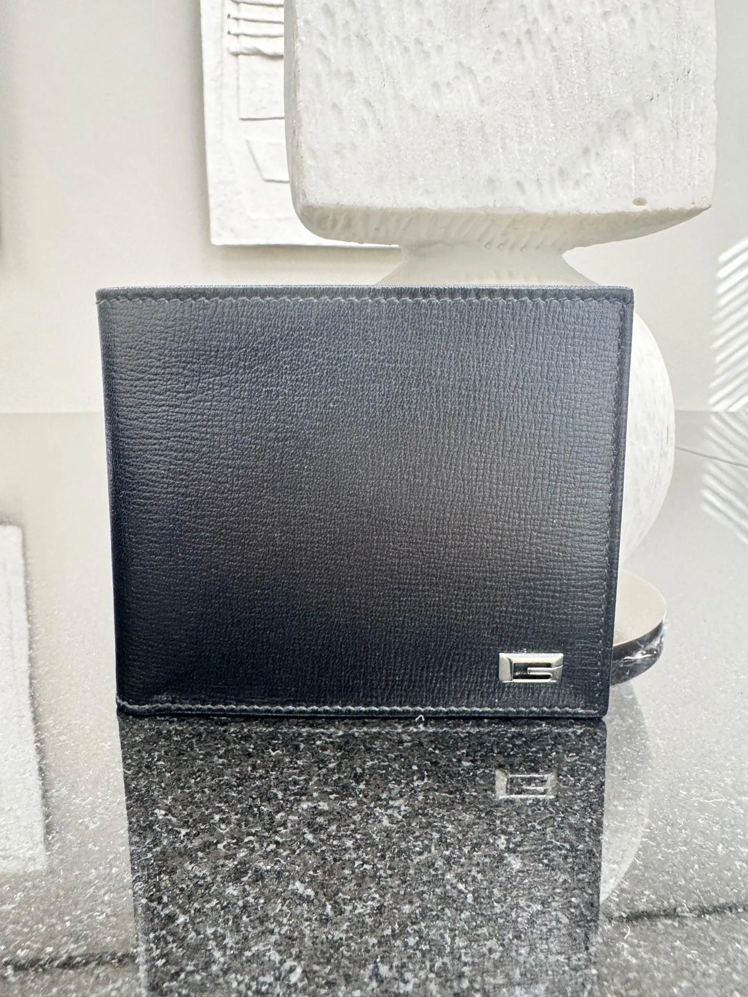 LIKE NEW - Gucci Black Grained Leather Compact Wallet