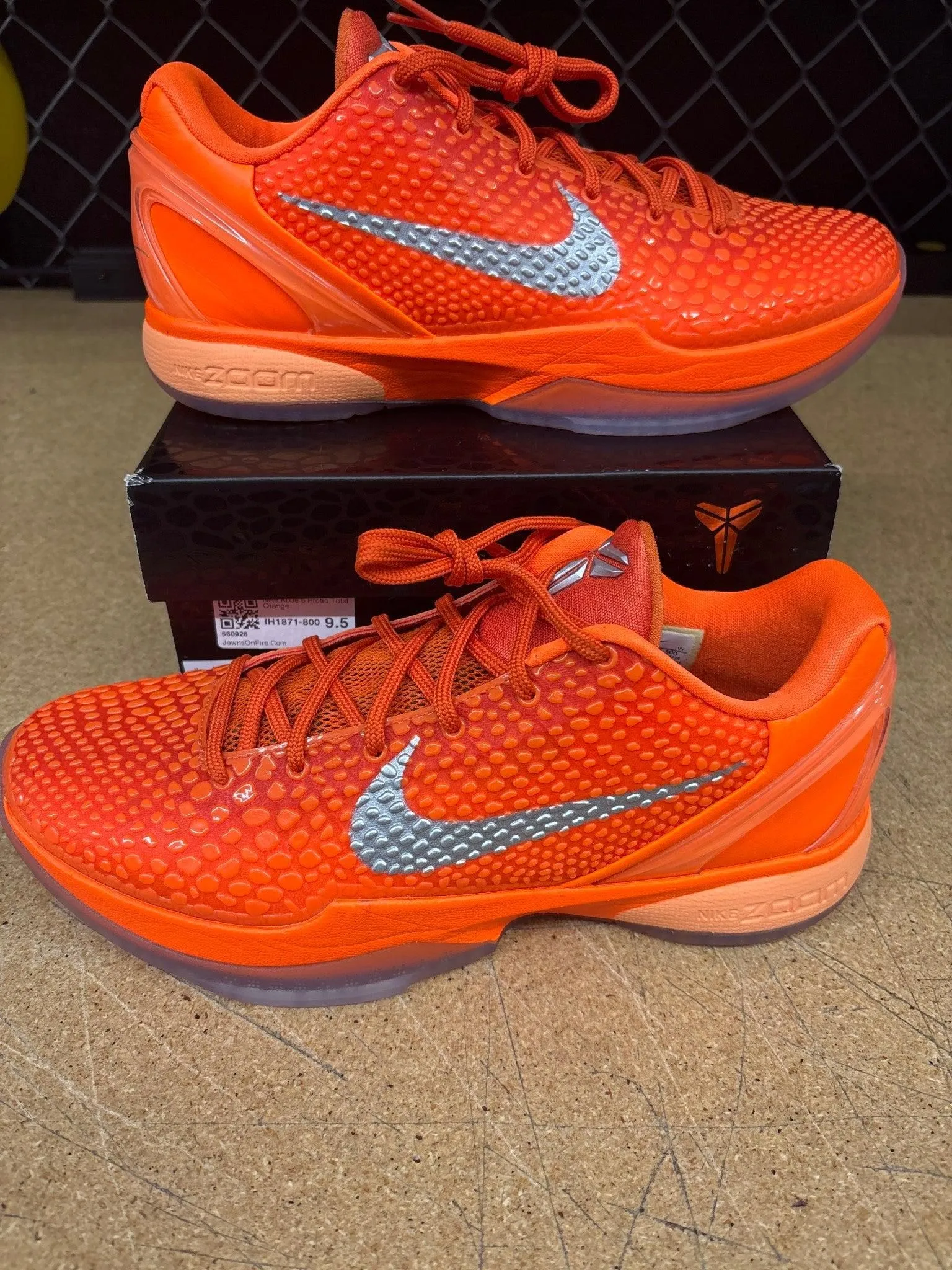 1268331 Nike Kibe Total Orange Mens 9.5 Used