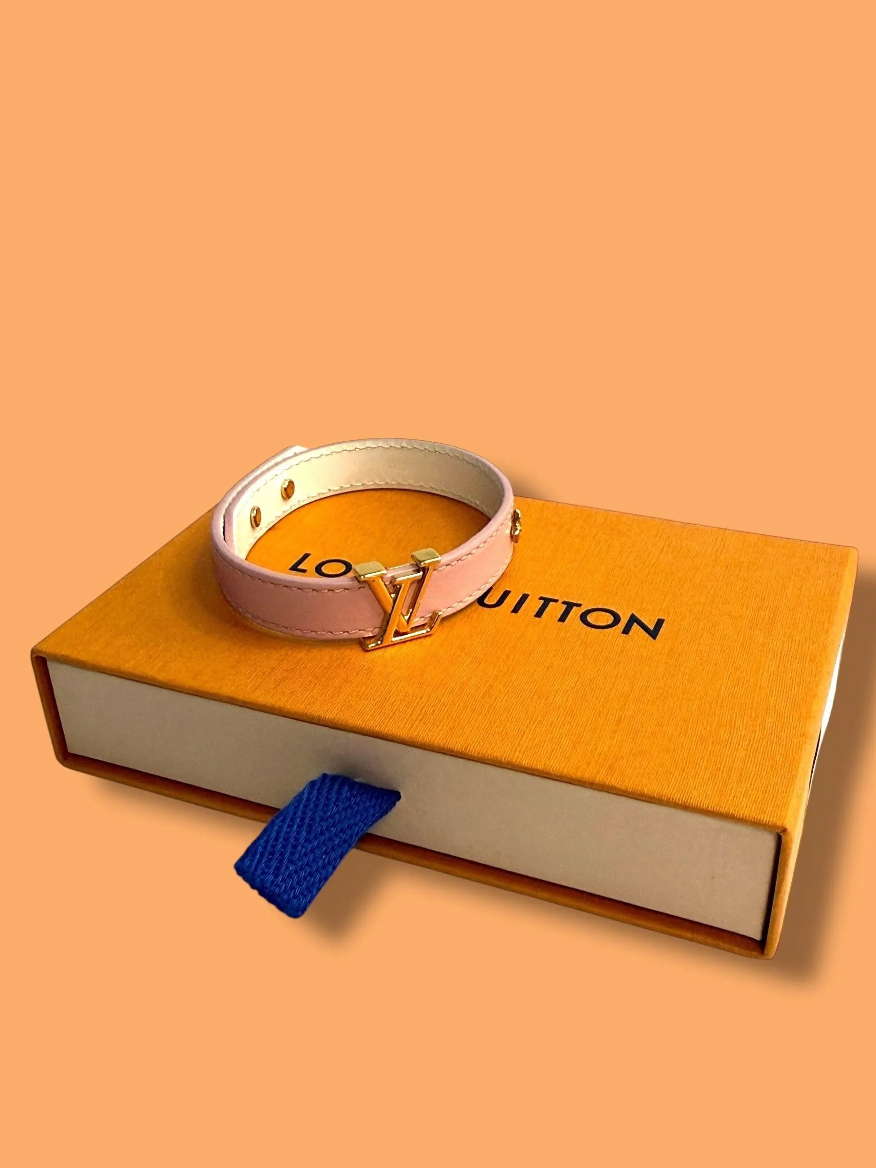 J492 LOUIS VUITTON 2022 Pink Calfskin LV Iconic Bracelet BC2212