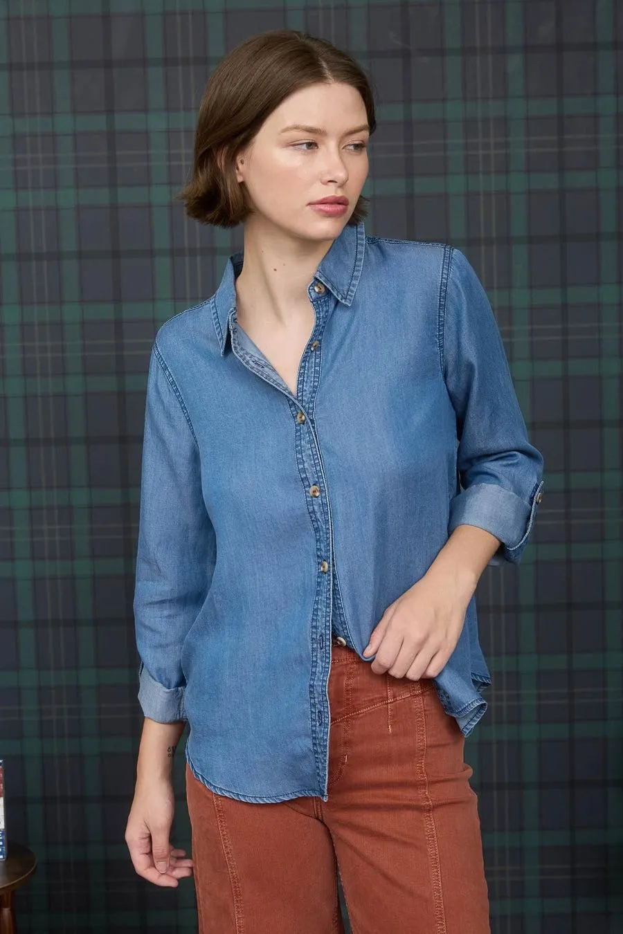 CHAMBRAY COLLARED 3/4 TAB SLEEVE BUTTON DOWN SHIRT