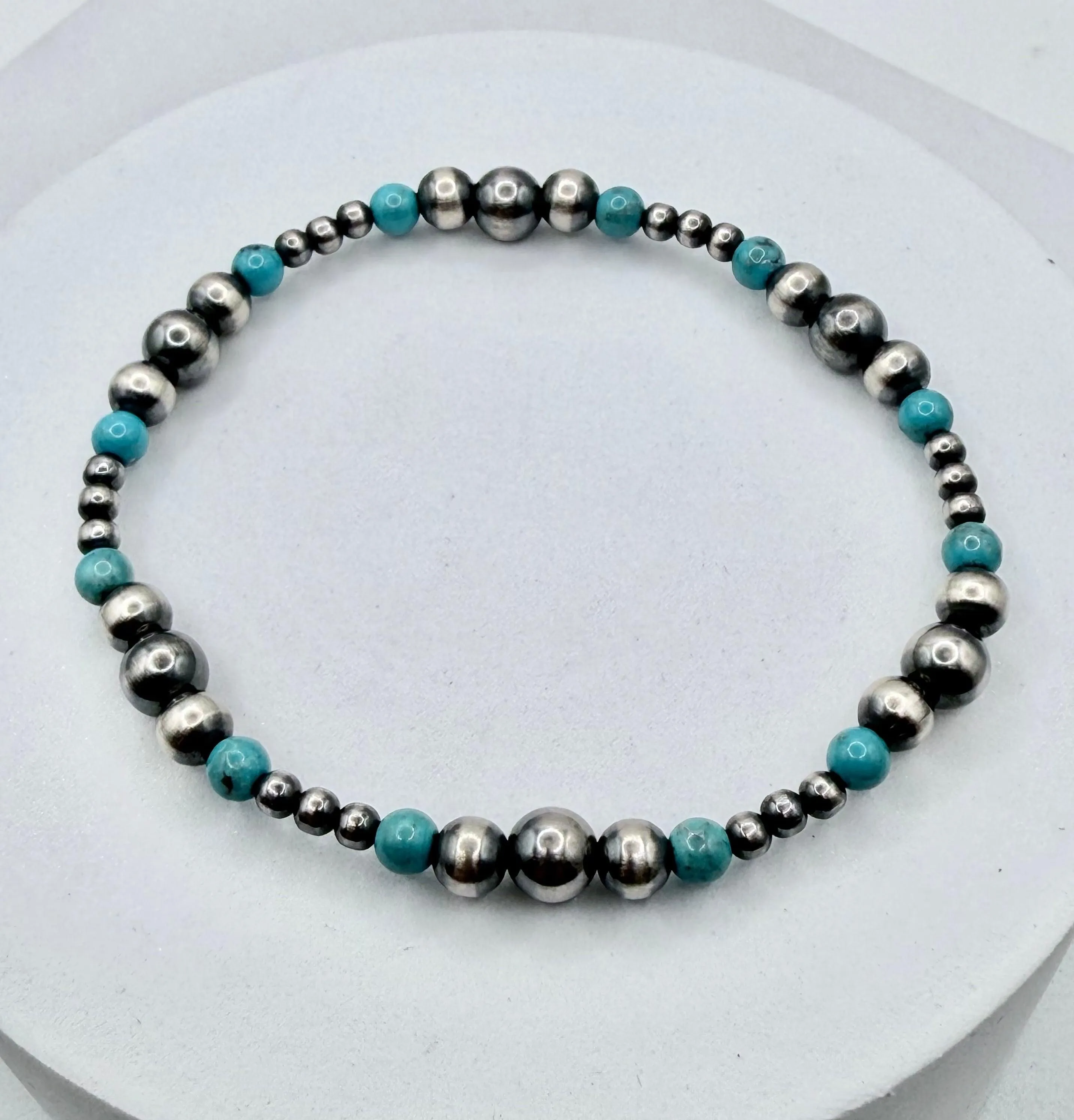 KINGMAN TURQUOISE & GRADUATED NAVAJO PEARLS STRETCH BRACELET (CO 136)