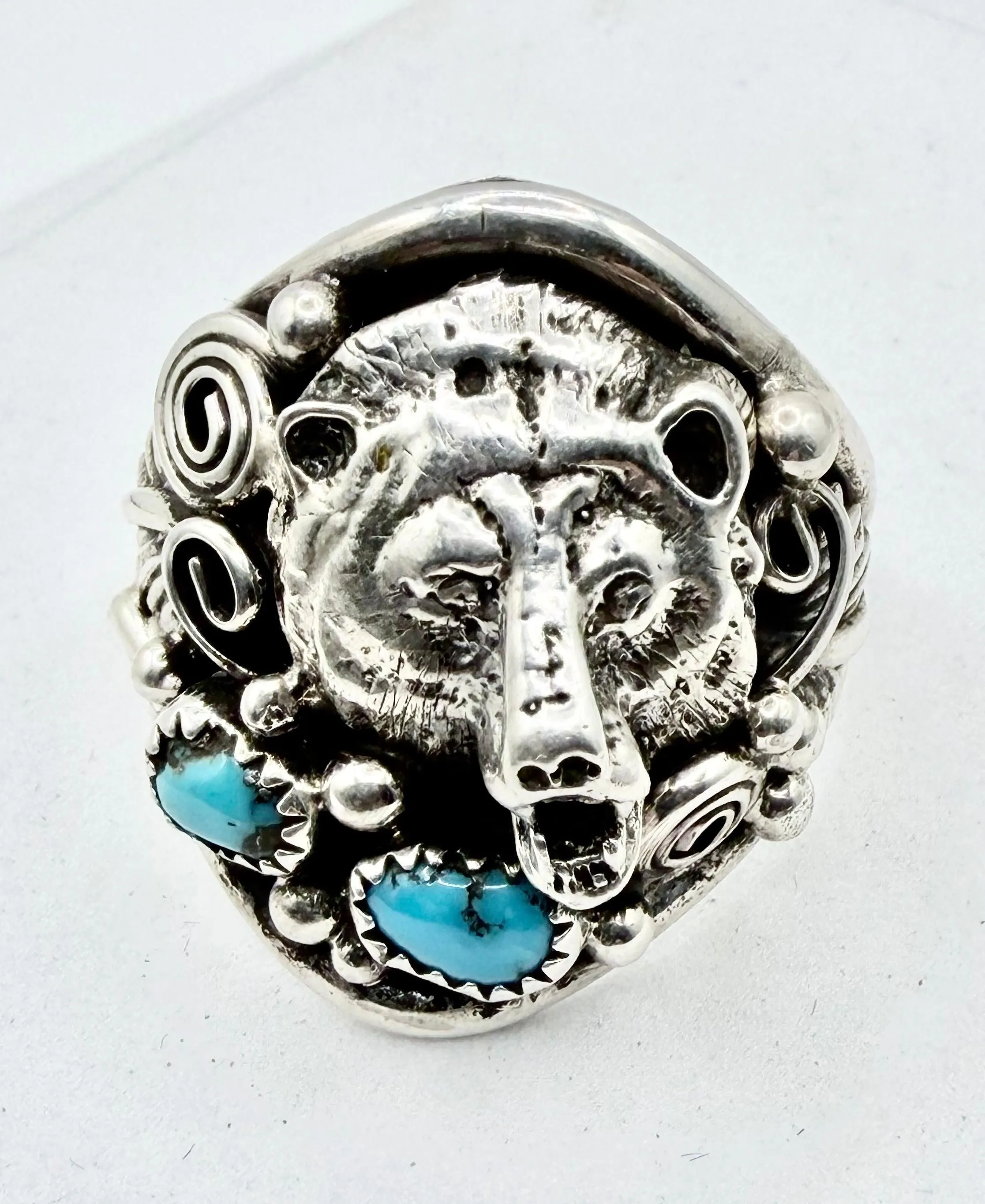 (D.M. NATIVE HANDMADE SILVER BEAR & KINGMAN TURQUOISE RING SIZE 13 1/2 PN 22)