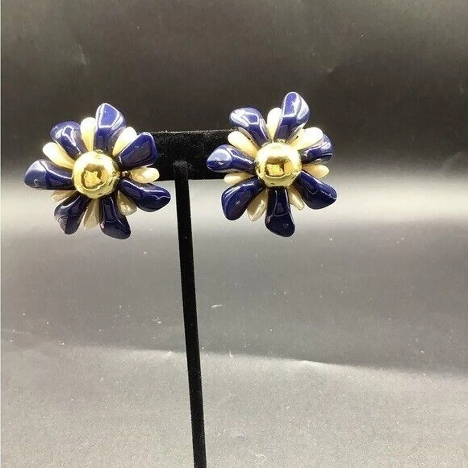 Product image for 80’S vintage flower clip on earrings