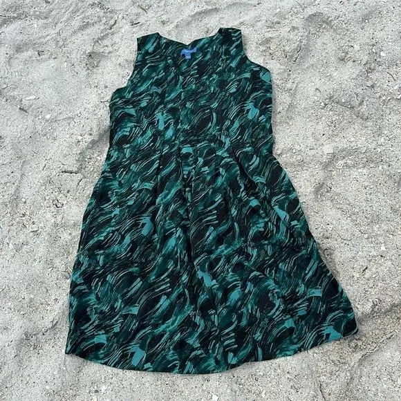 Simply Vera Vera Wang Green and Black Pleated Shift Dress Size 4 soft and  light  Whatnot: Shop, Sell, Connect