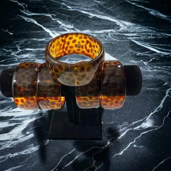 Product image for Vtg Signed Joan Rivers Faux Tortoise Leopard Cheetah Print Lucite Chunky Bangle