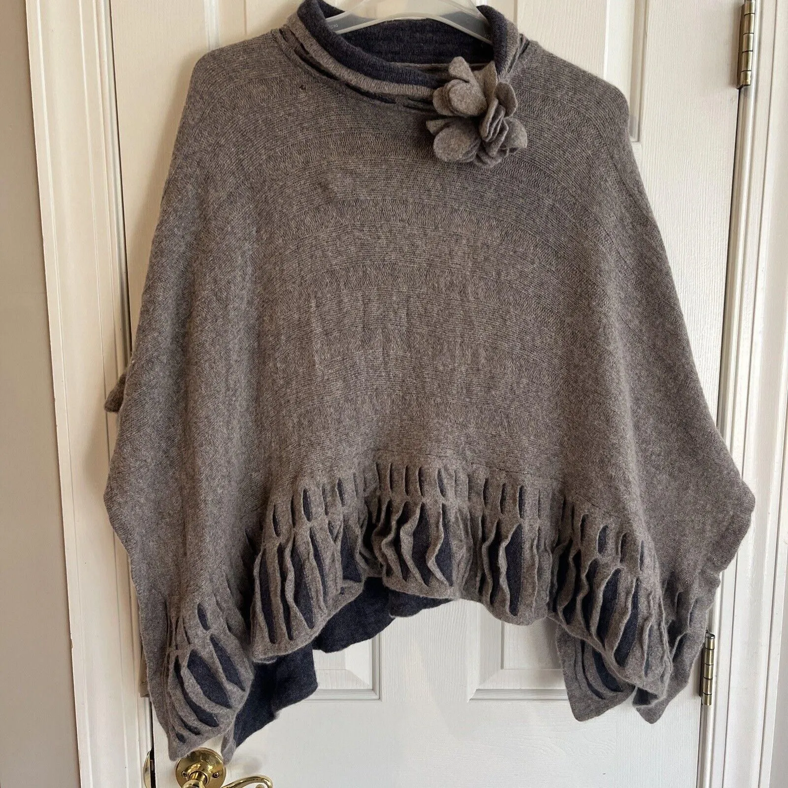 Product image for Aine Ireland ladies 100% lambswool poncho Kimono shawl gray blue
