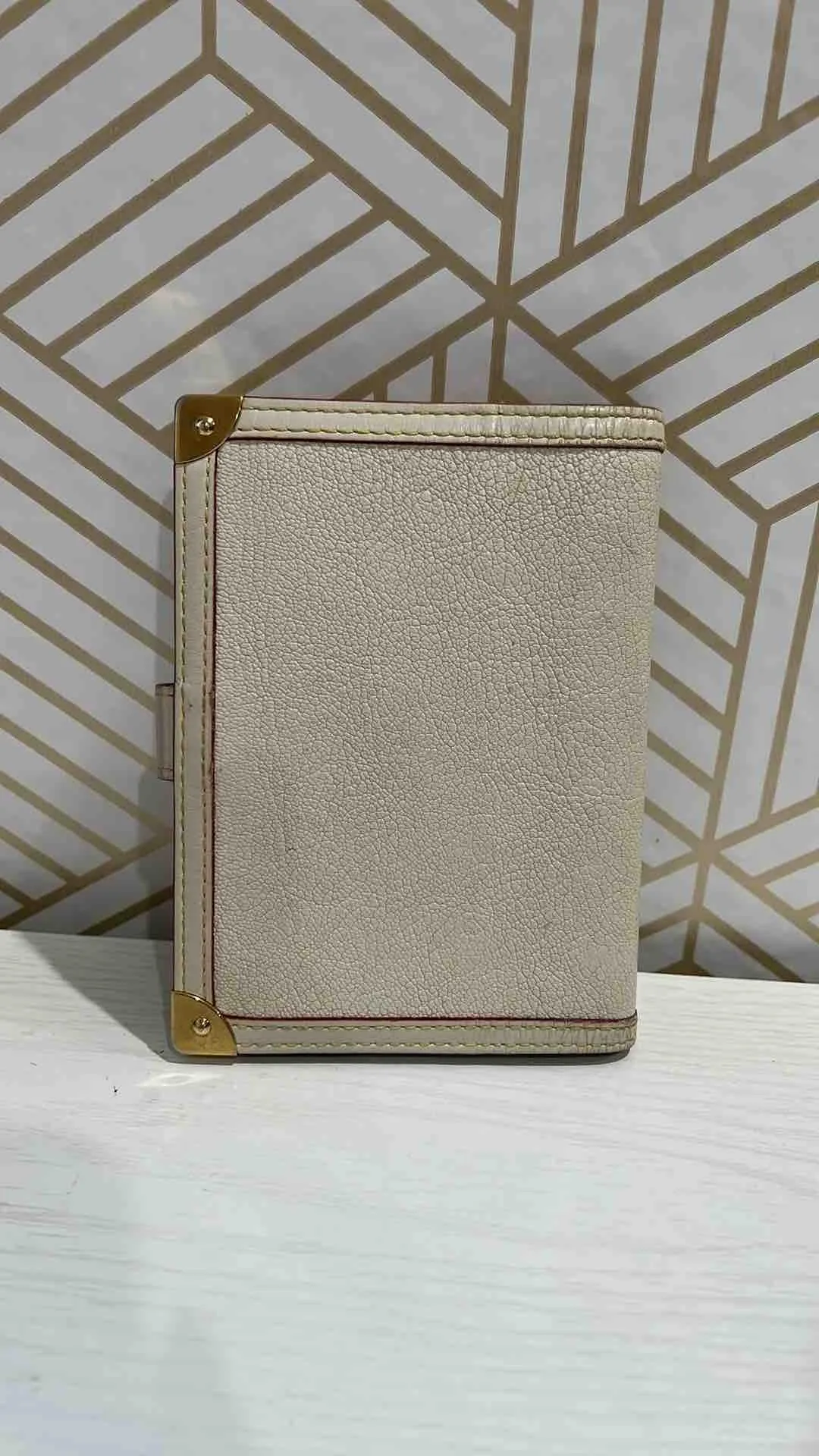 Listing Image Blurred Background