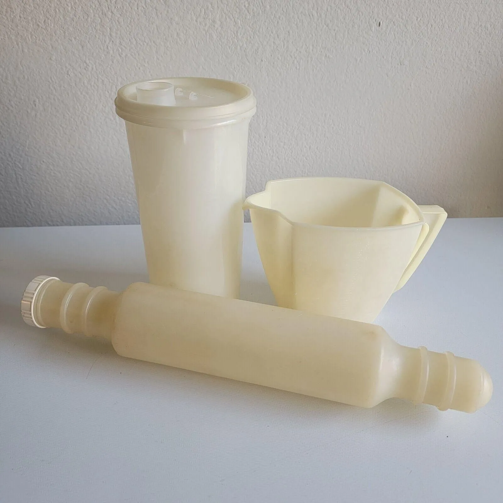 Product image for Vintage Tupperware Fill N Chill 15” Rolling Pin Juice Container Measuring Cup