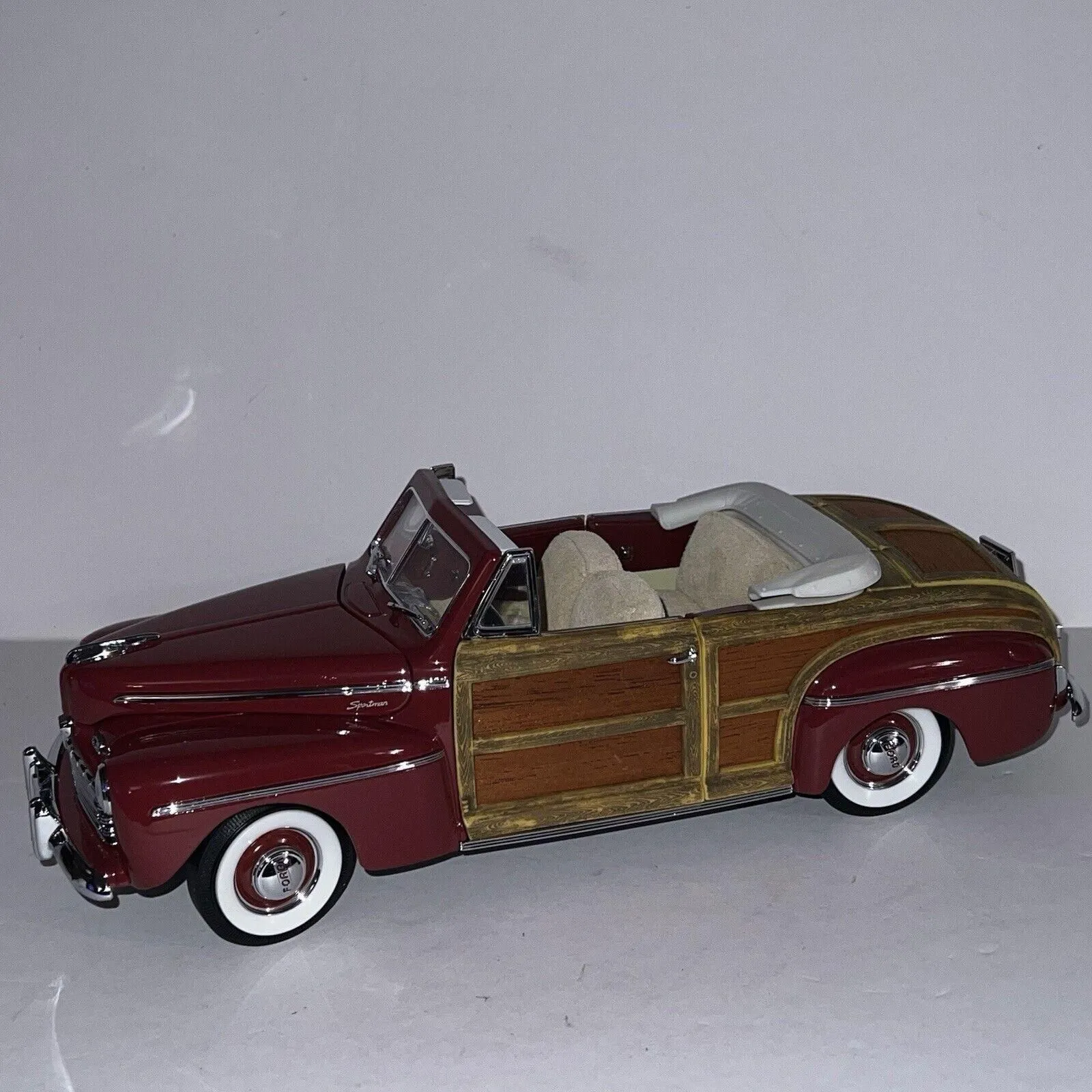 1:18 Scale Signature Series1946 Ford Sportsman Diecast Model Car