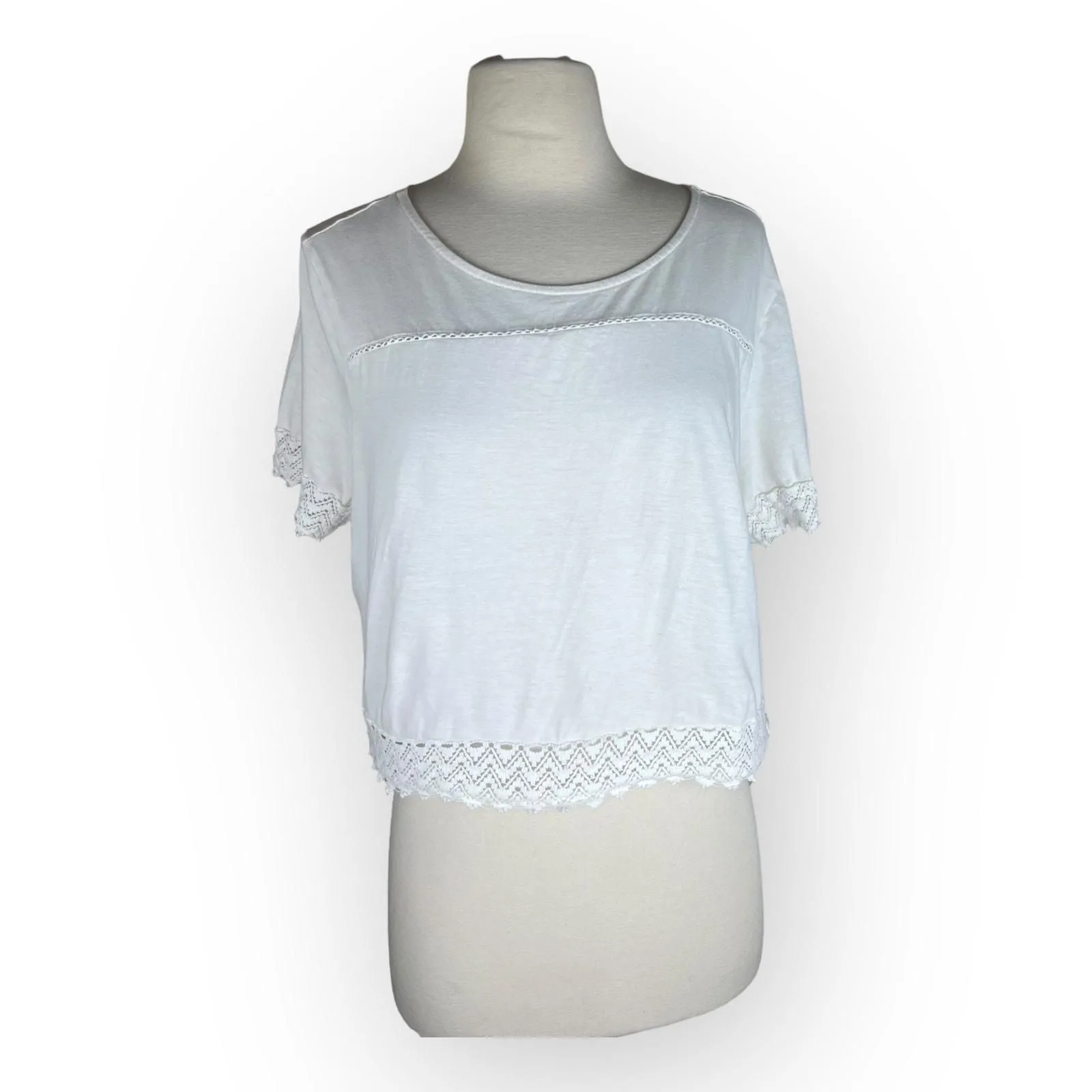 Product image for Primark White Cropped Short Sleeve Top with Lace Accent- Large 
