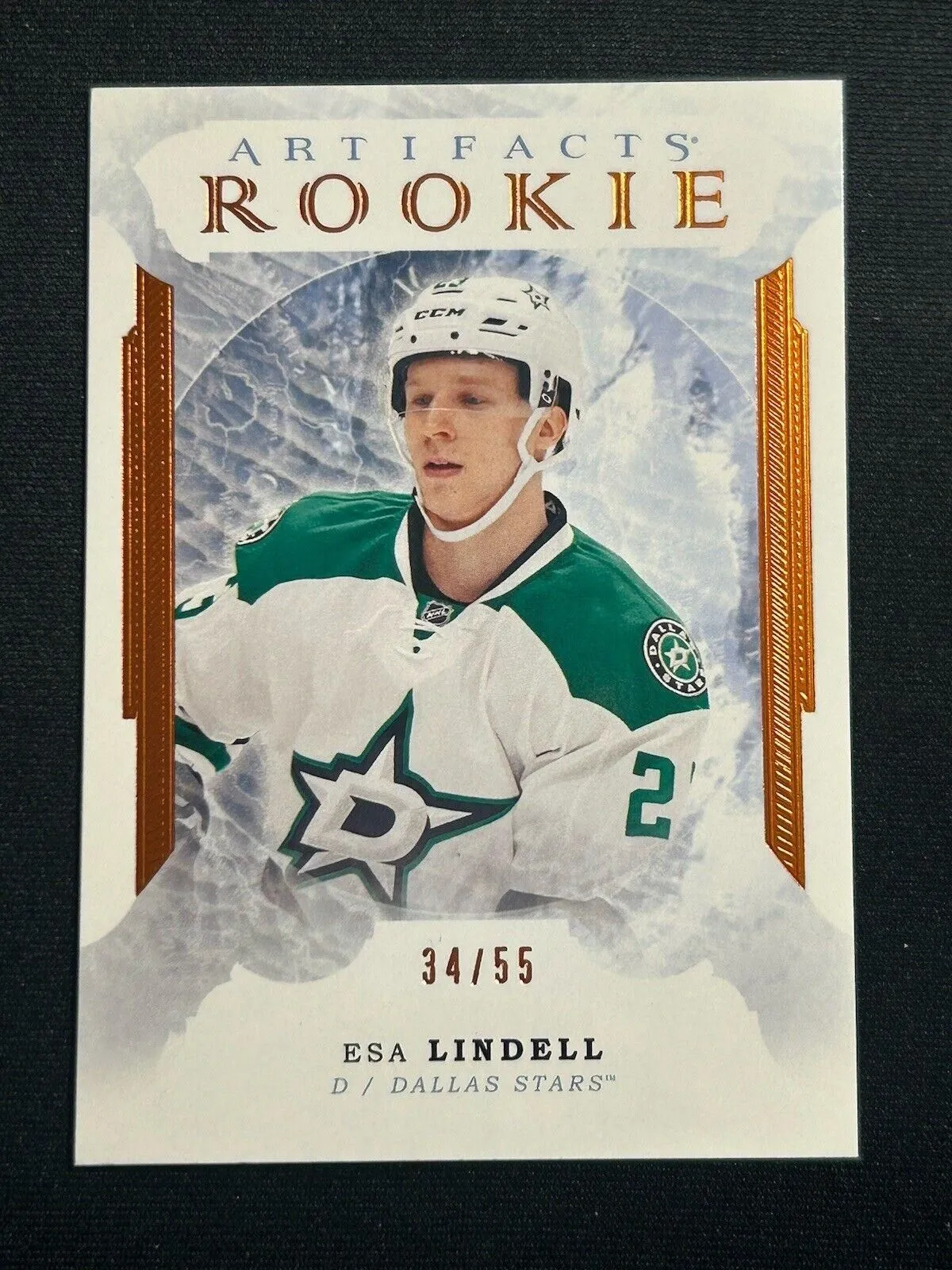 Product image for Esa Lindell /55 made Rookie Orange Artifacts 2016-17 Parallel Hockey Card 173