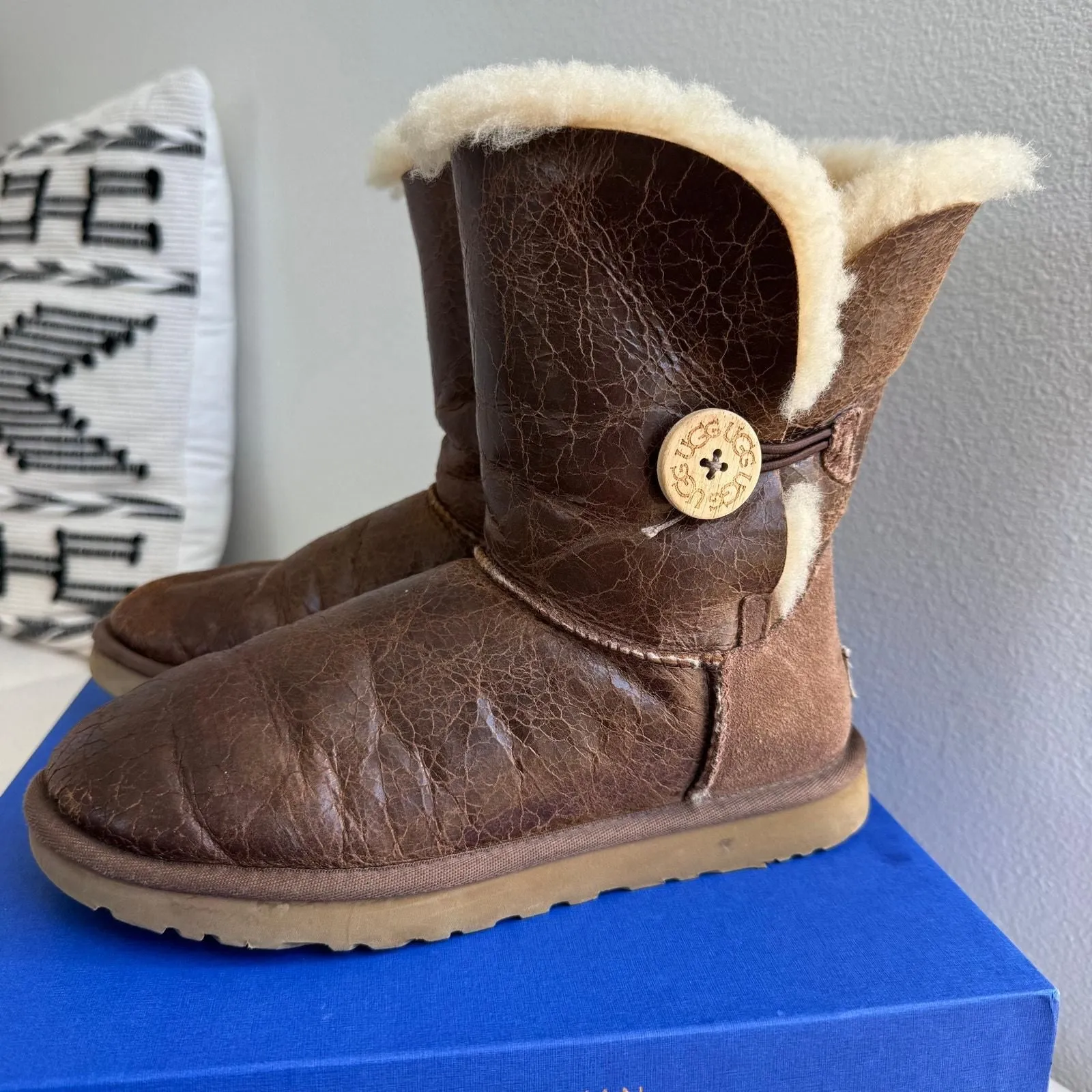 Product image for Ugg Distressed Bailey Button Bomber Boots Size 7