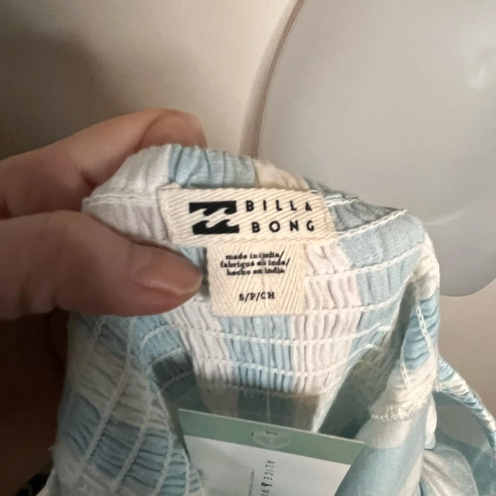Listing Image Blurred Background