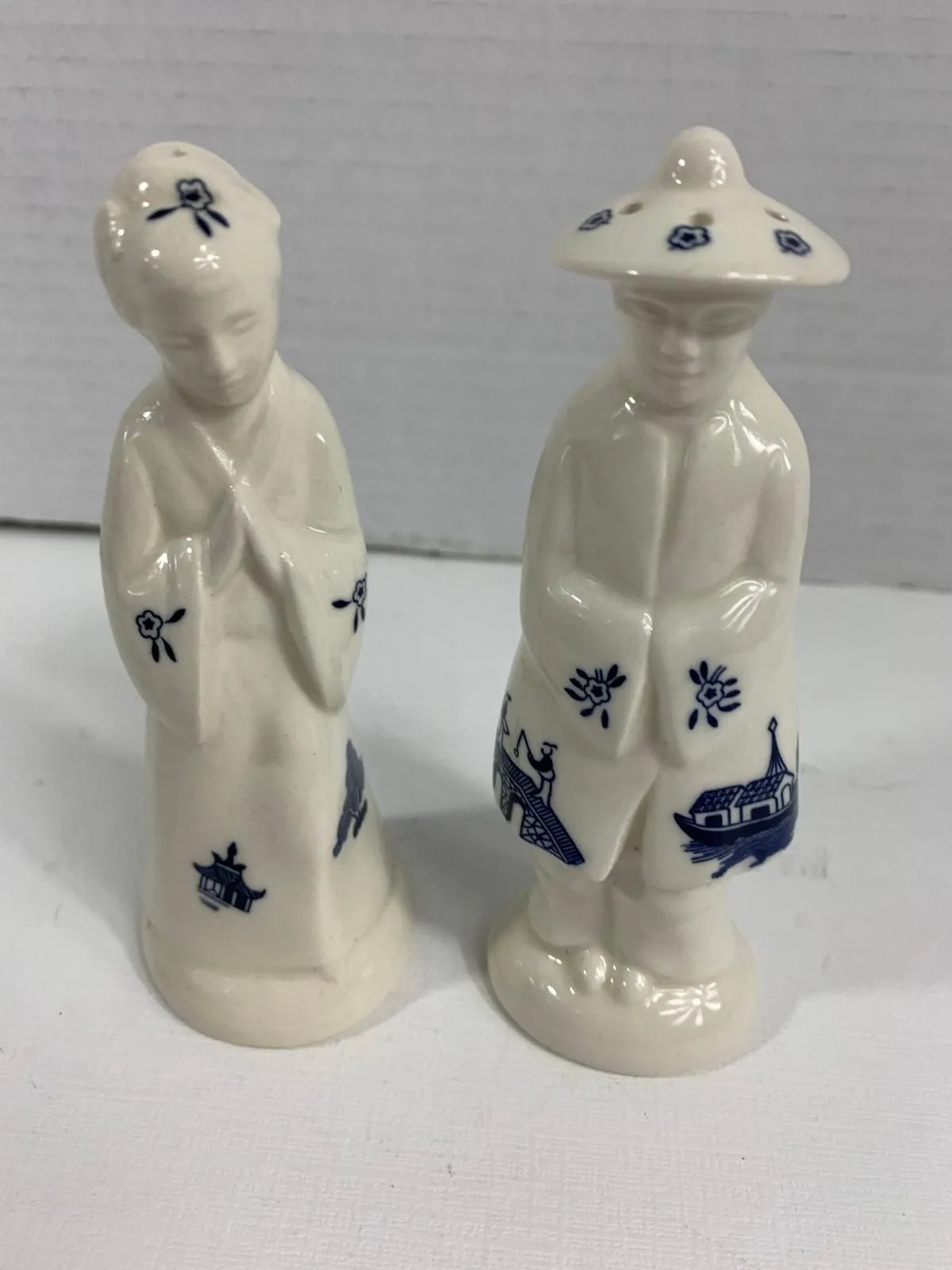 Product image for VTG Porcelain Churchill Blue Willow Asian Salt and Pepper Shaker Set
