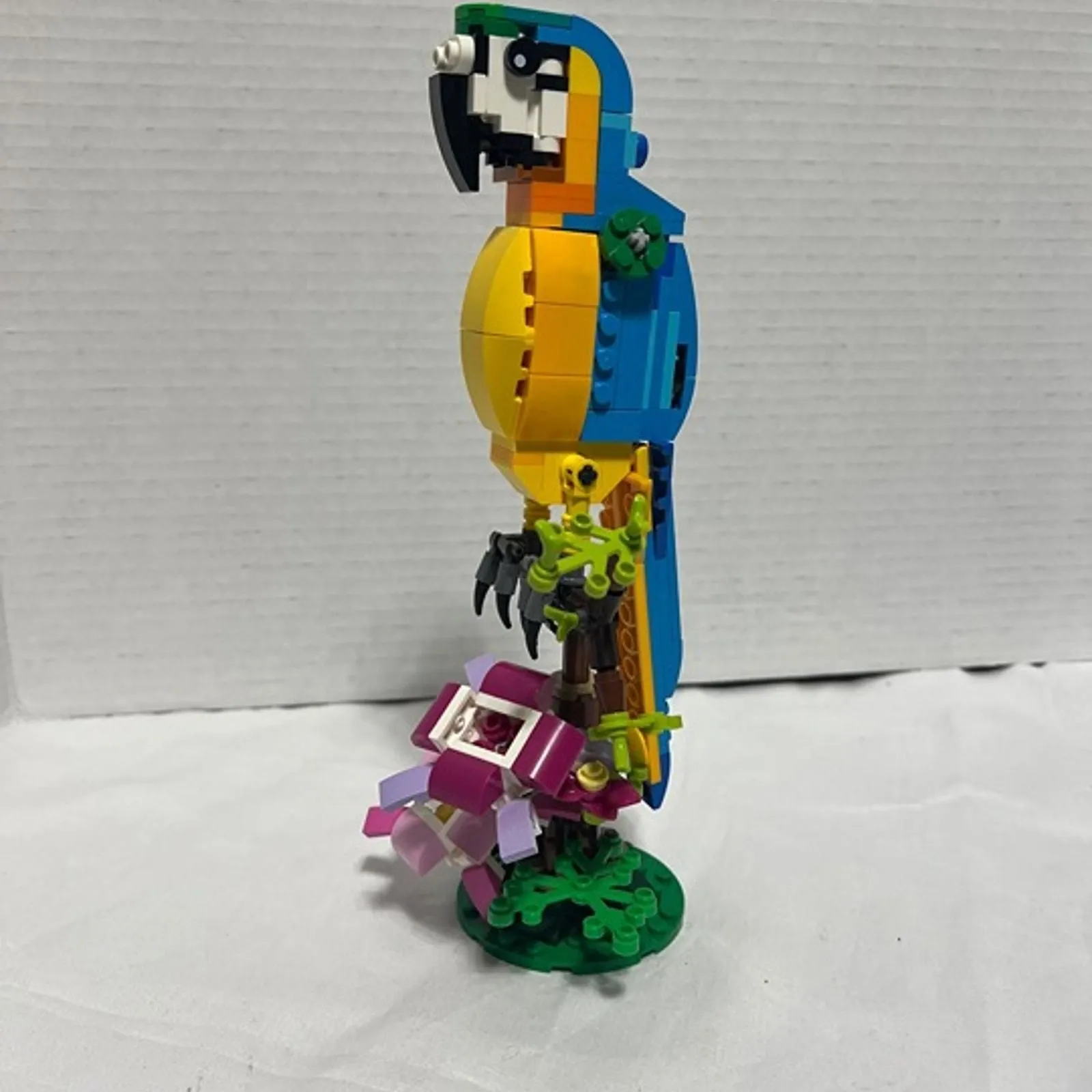 Product image for LEGO CREATOR Exotic Parrot (31136)