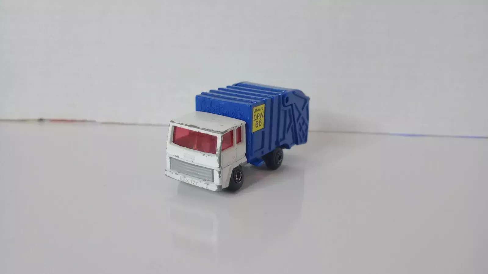 Product image for Matchbox Superfast Refuse Truck Metro D.P.W.66 China from 1986 I-75 Series