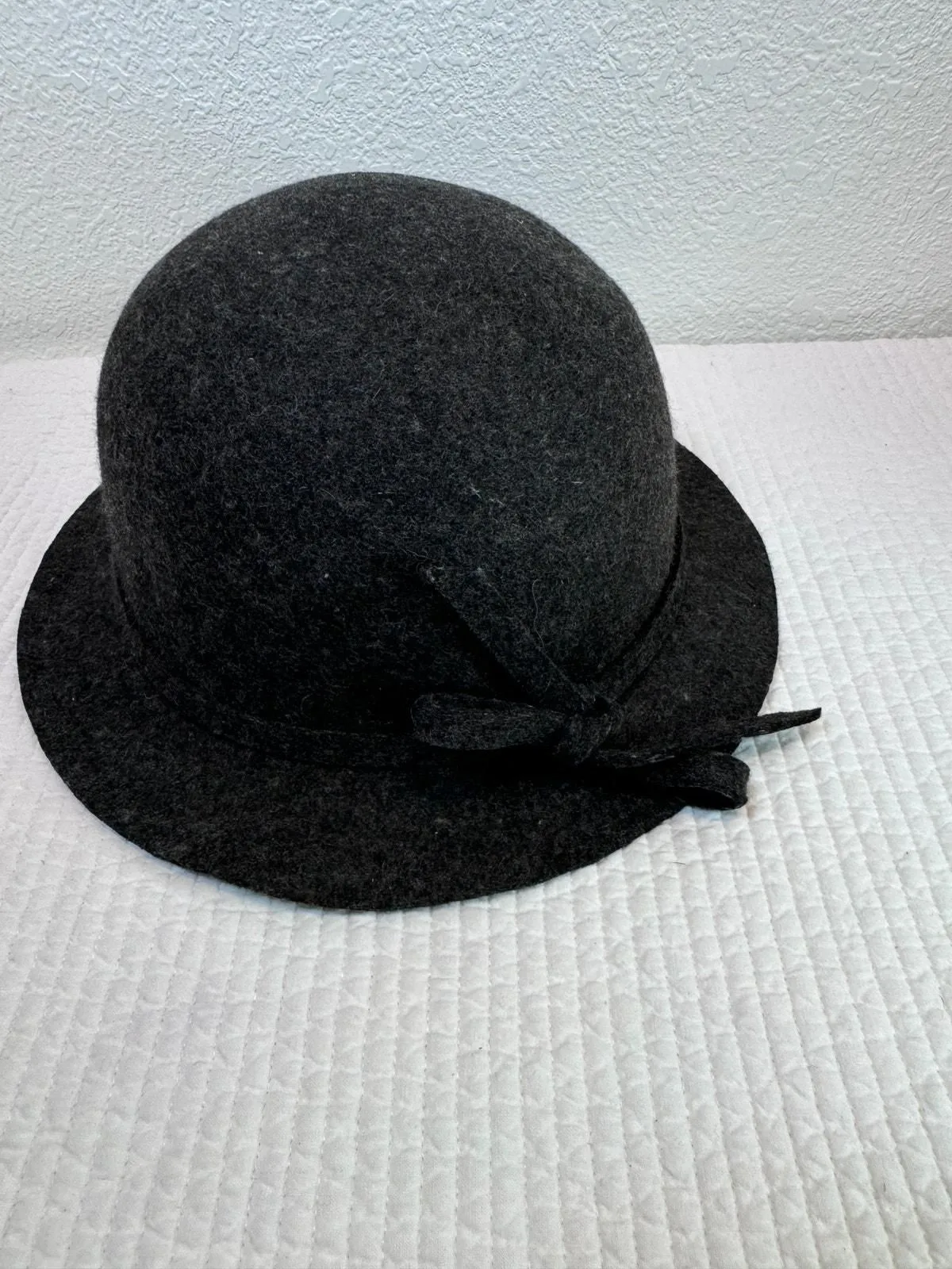 Product image for Collection Eighteen Wool Cloche Hat Black/gray  Bow Trim Vintage-Style Chic O/S - pre-owned---excellent - Collection Eighteen