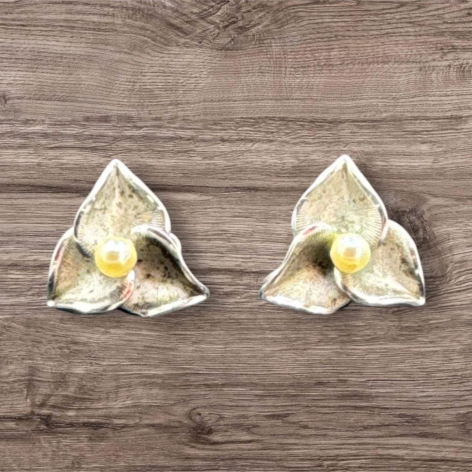 Product image for VTG De Curtis Brushed Leaf Screw-back Earrings Sterling Silver - pre-owned---excellent