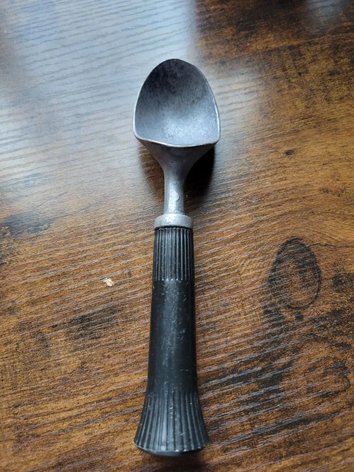 Product image for Vintage Aluminum Metal Ice Cream Scoop w/Black Plastic Handle  - pre-owned---good