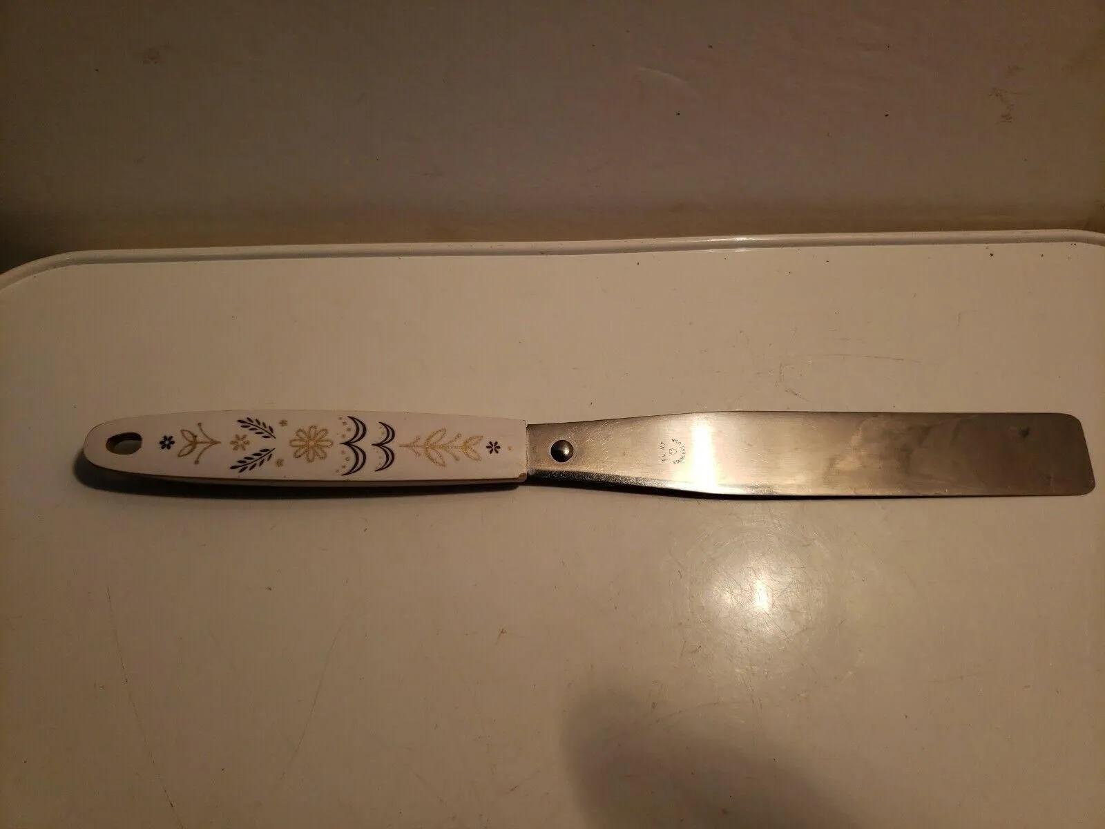 Product image for Vintage FLINT Arrowhead Stainless Cake/Frosting Knife - Wheaton Pattern Handle
