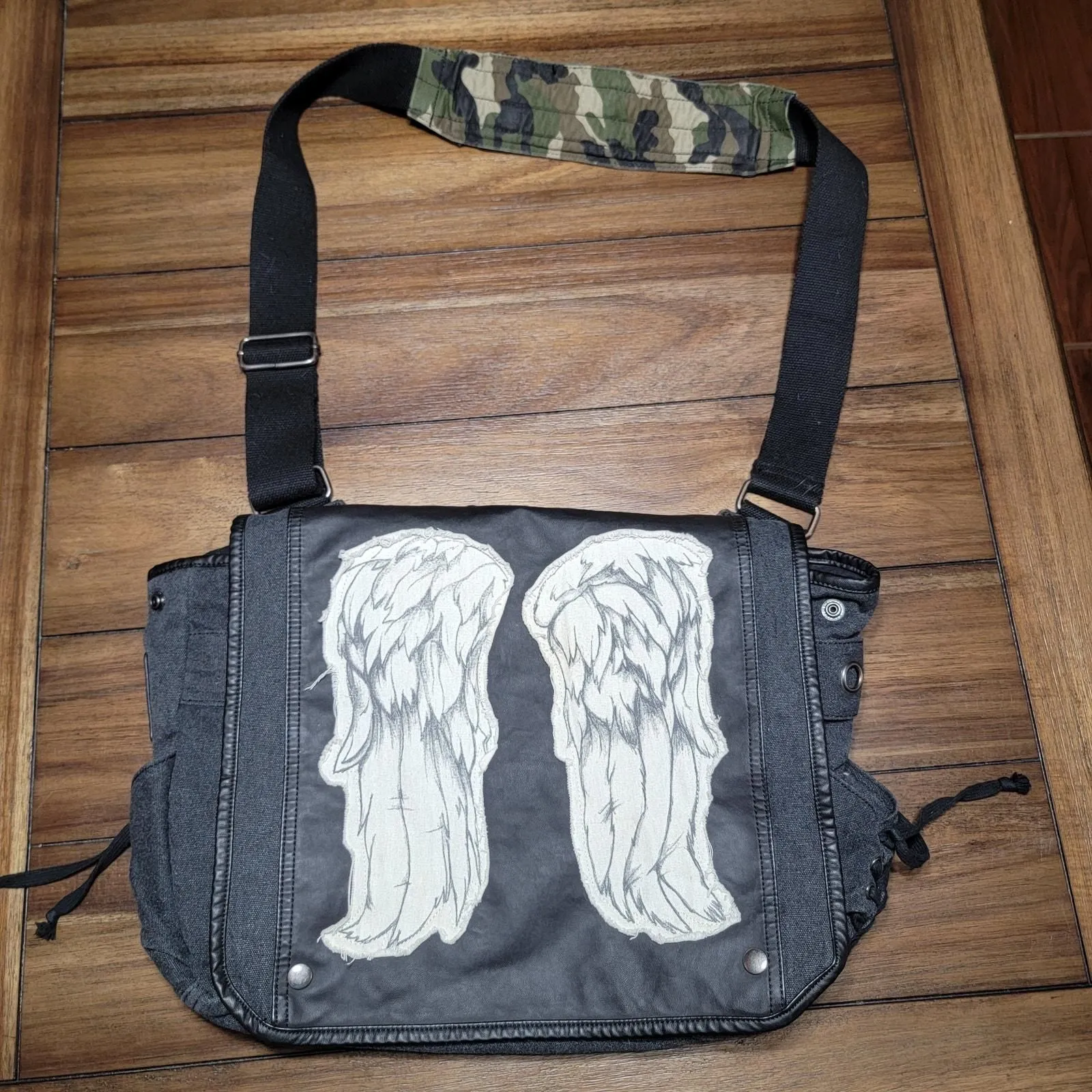 Product image for AMC The Walking Dead Messenger Bag Daryl Dixon Wings