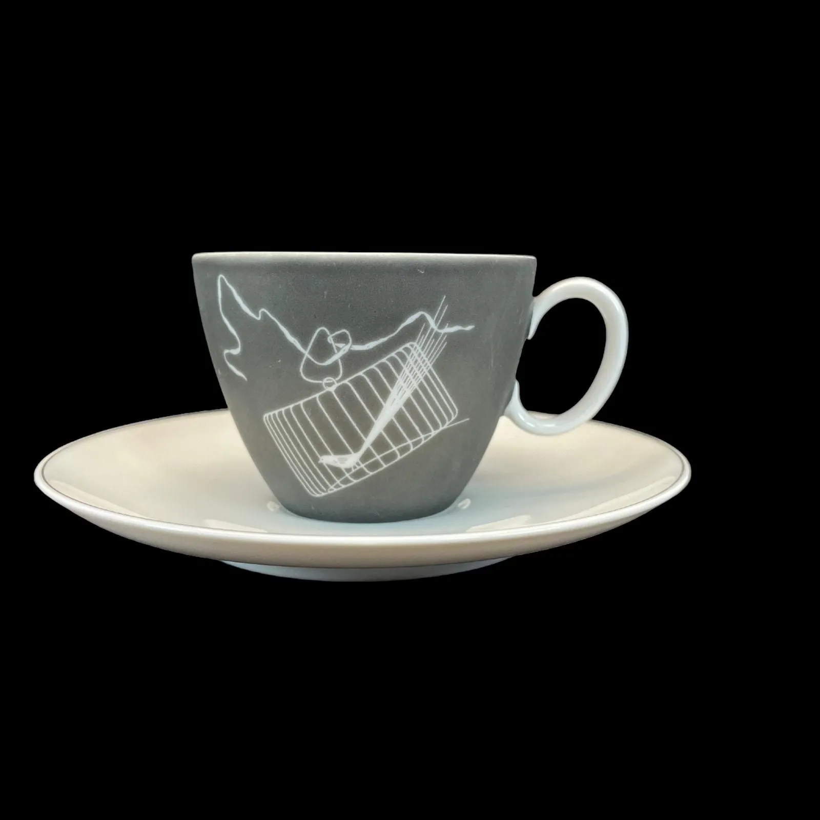 Product image for Johann Haviland Papageno Bird in a Cage Tea Flat Cup & Saucer Espresso Loewy MCM - pre-owned---good
