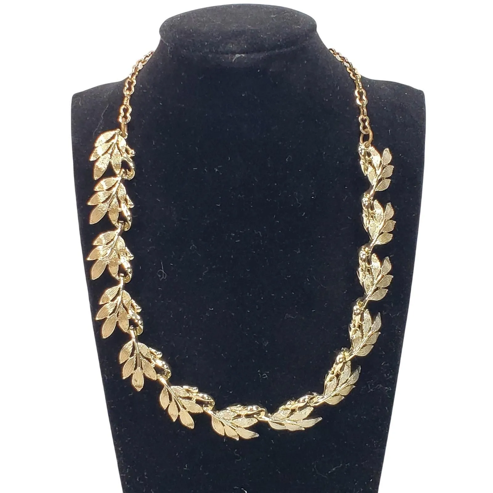Product image for Floral Flower Gold Tone Necklace Bloomcore 8.25" Unsigned - pre-owned---good