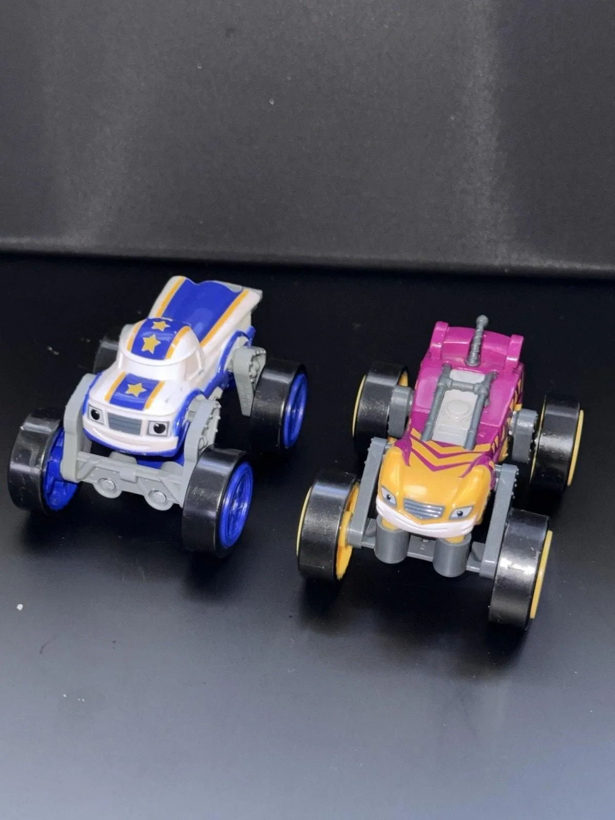 Product image for Blaze and the Monster Machines Flip & Race Stripes and Darrington - 2-in-1