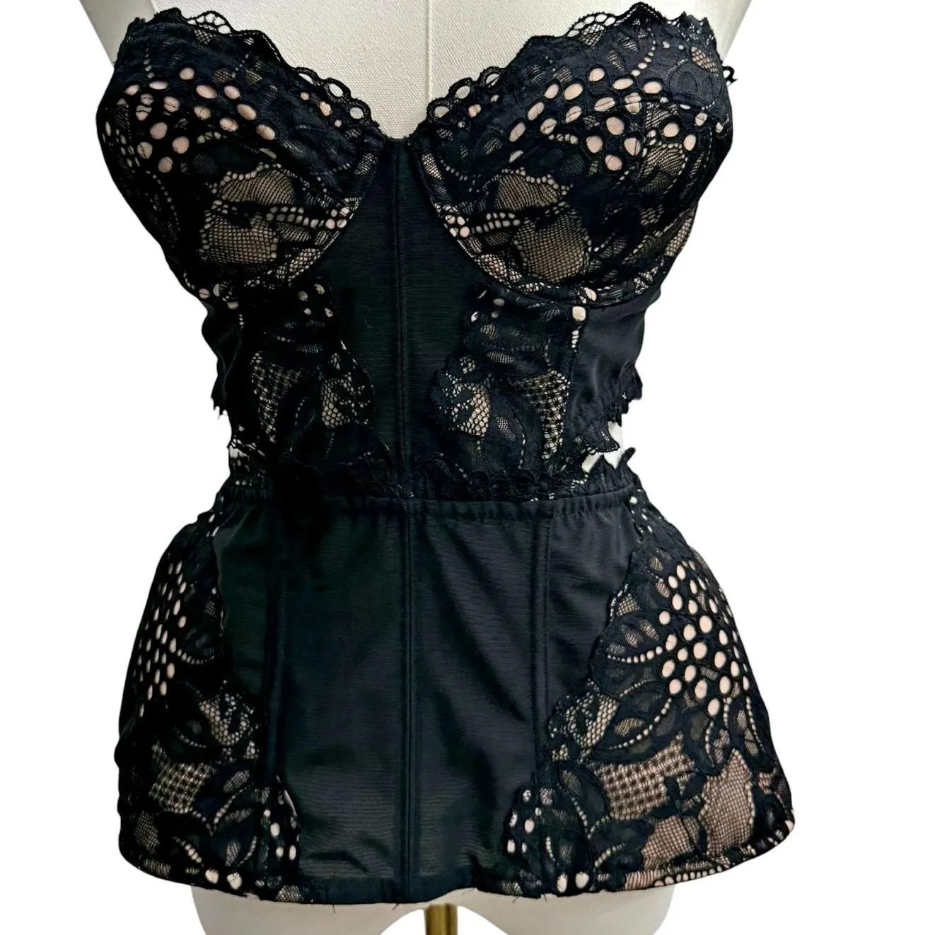 Product image for VTG Victoria's Secret Sexy Black Eyelet Lace Boned Peplum Bustier Corset 34C
