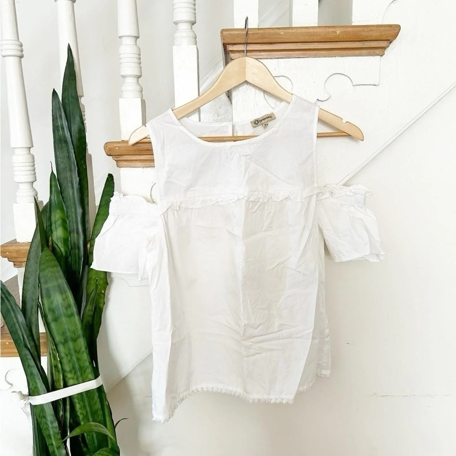 Product image for Democracy White Cotton Blend Cold Shoulder Round Neck Fringe Hem Top Size Medium - new-without-tags - Democracy
