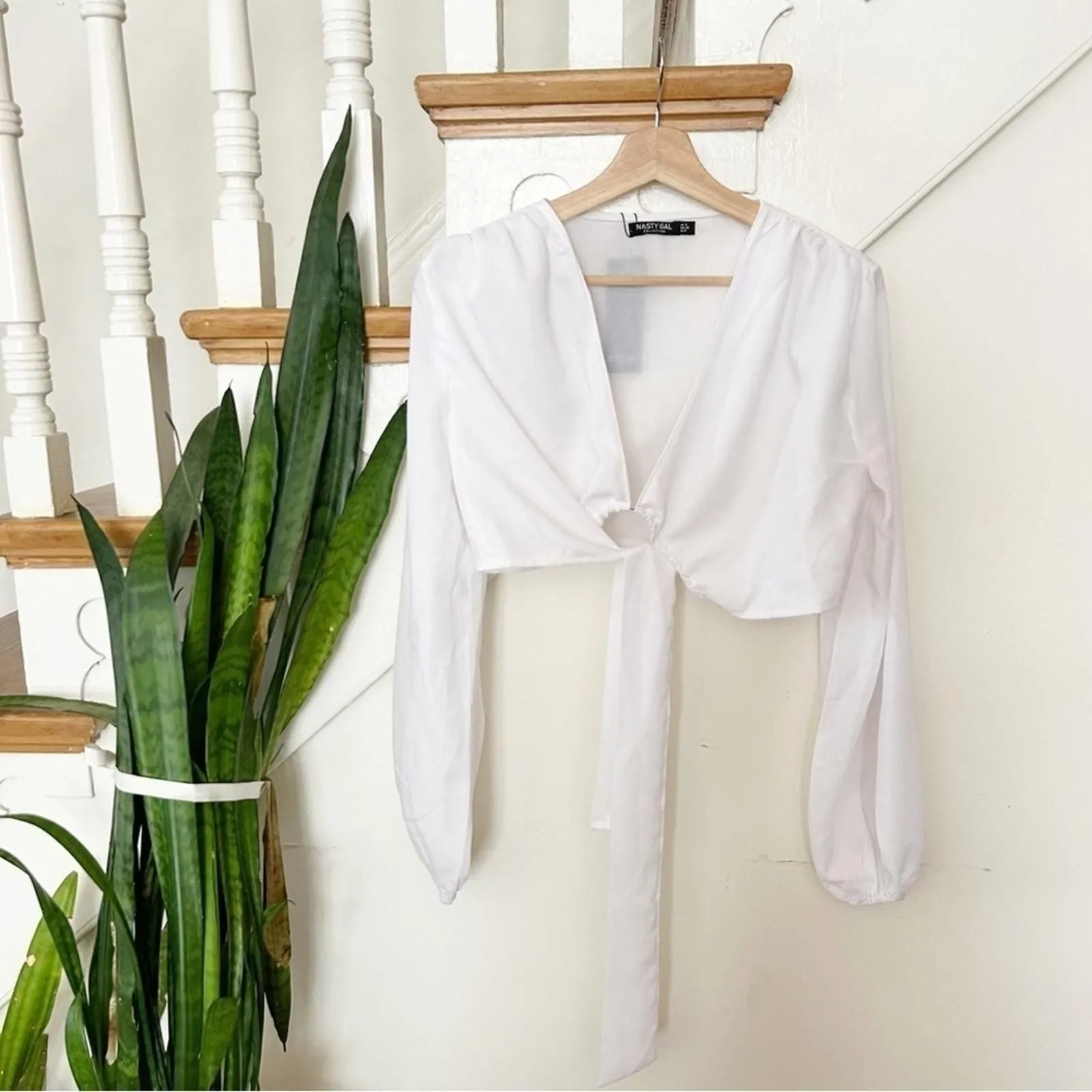 Product image for NWT Nasty Gal White O-Ring Detail Blouson Sleeve V-Neck Crop Top Size 4 - new-with-tags - Nasty Gal