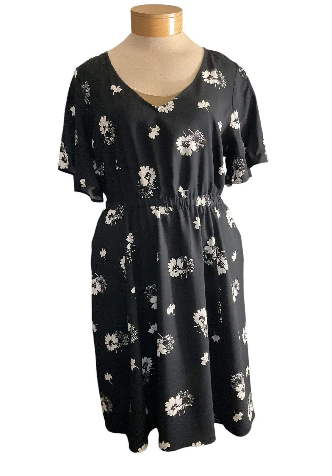 Product image for Torrid Black Floral Dress V Neck Elastic Waist Dotted Daisy Print Size 1X New - 55.90 - 1X - Dresses - new-with-tags - Torrid