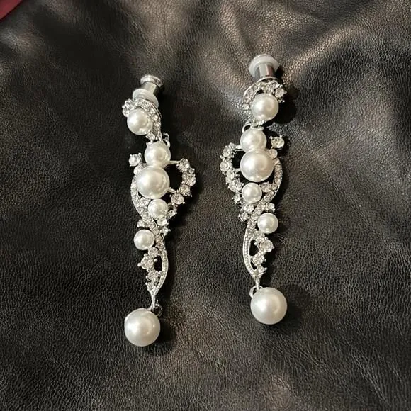 Product image for Faux diamond/pearl drop gauge earrings.