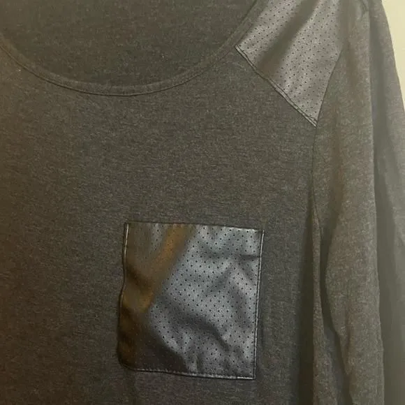 Product image for Cable & Gauge 3/4 sleeve black tee with leather detail.  Size Med.  Good shape.