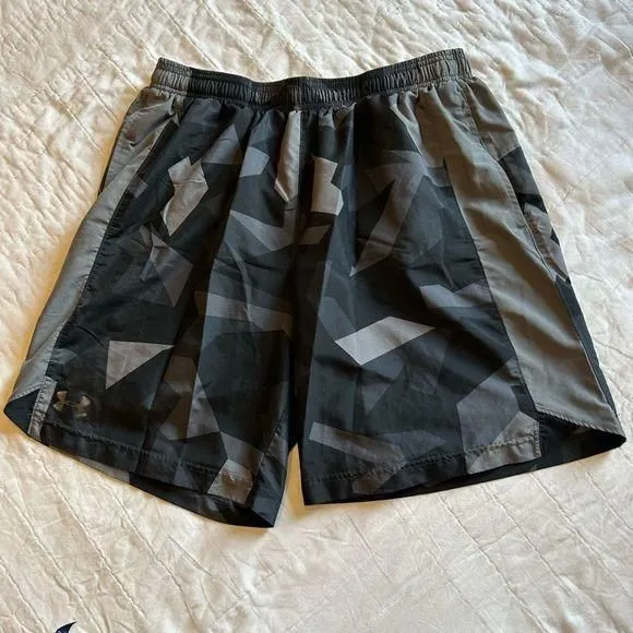 Product image for Under Armour Heat Gear training lines volley shorts graphic print loose Large