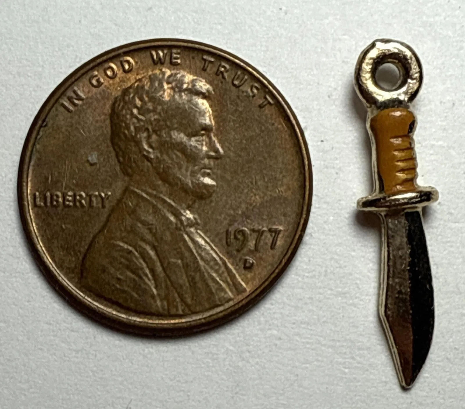Product image for Vintage Gold Tone Dagger Knife Metal Charm 1I