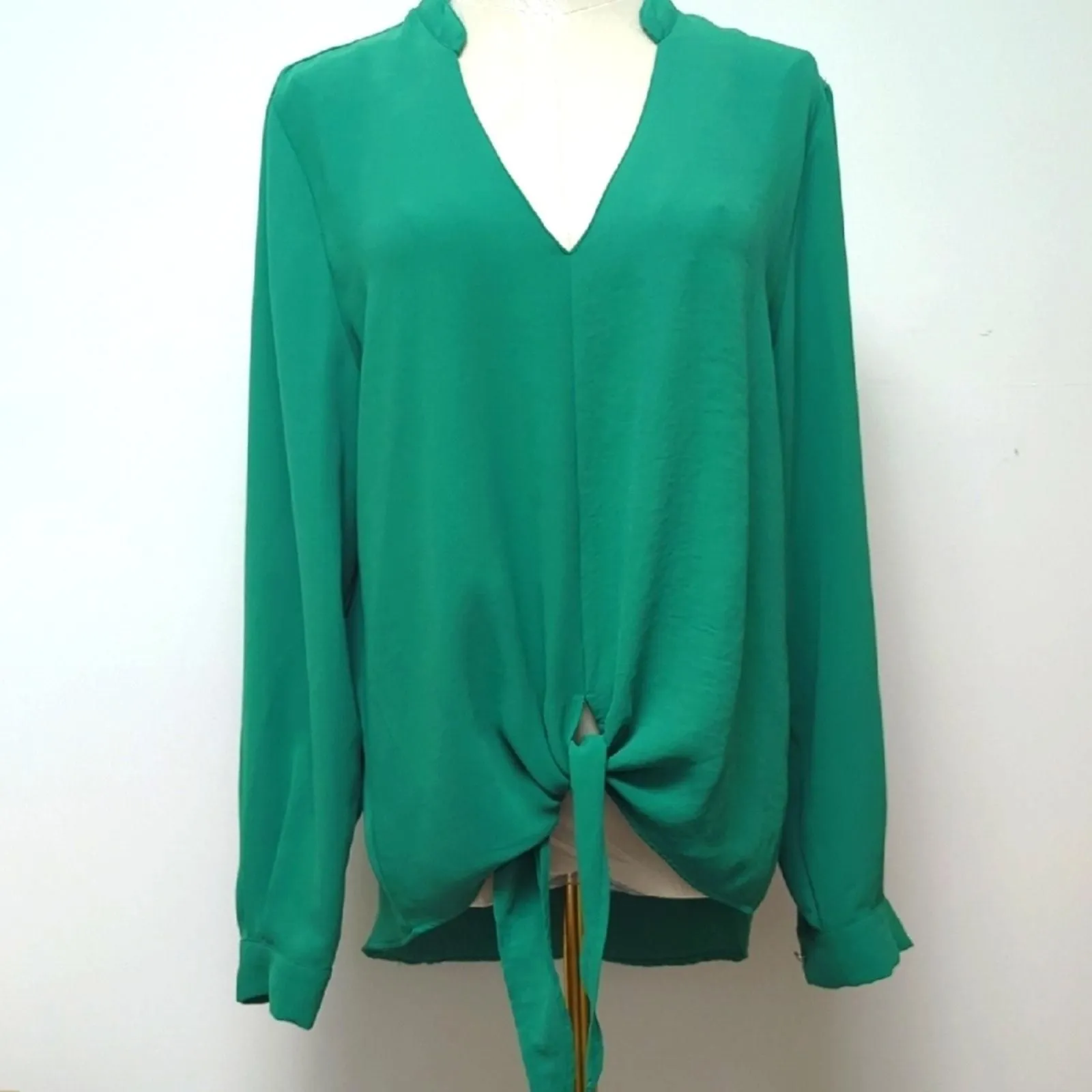 Product image for Gabrielle Union New York & Company Green Tie Front Flowy Blouse Size M - pre-owned---good - New York & Company