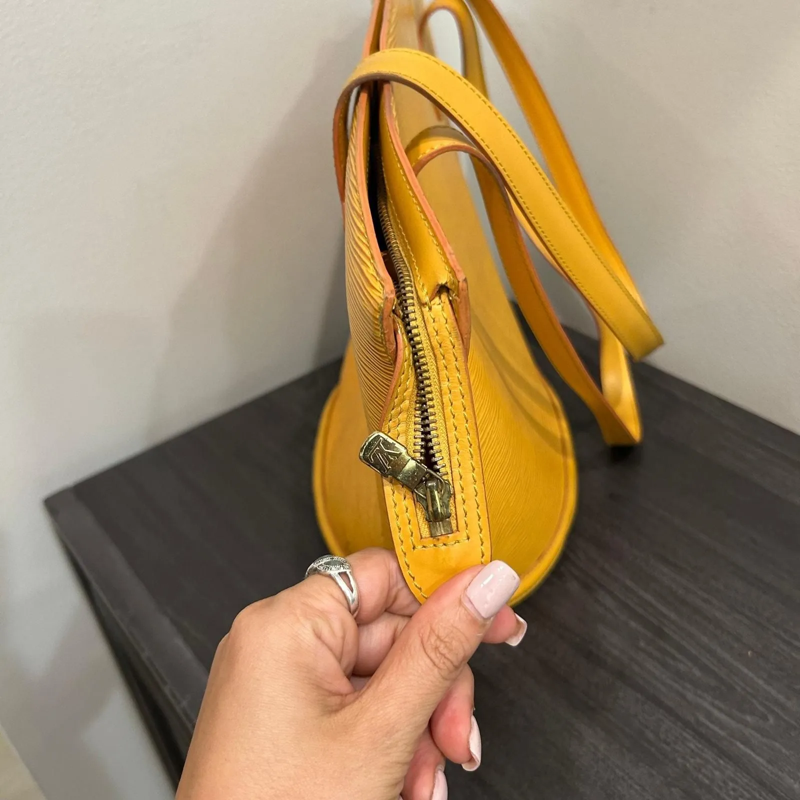 Listing Image Blurred Background