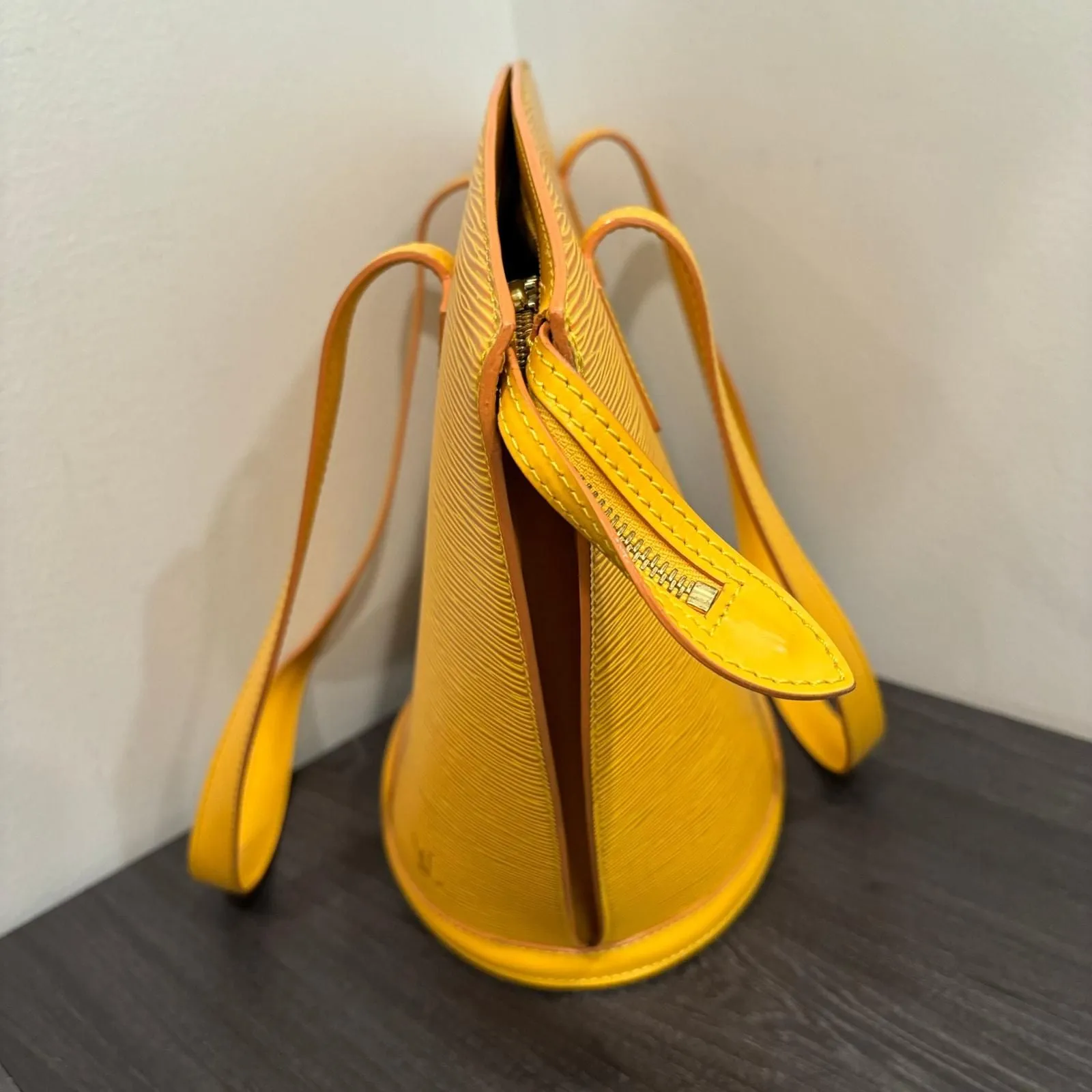 Listing Image Blurred Background