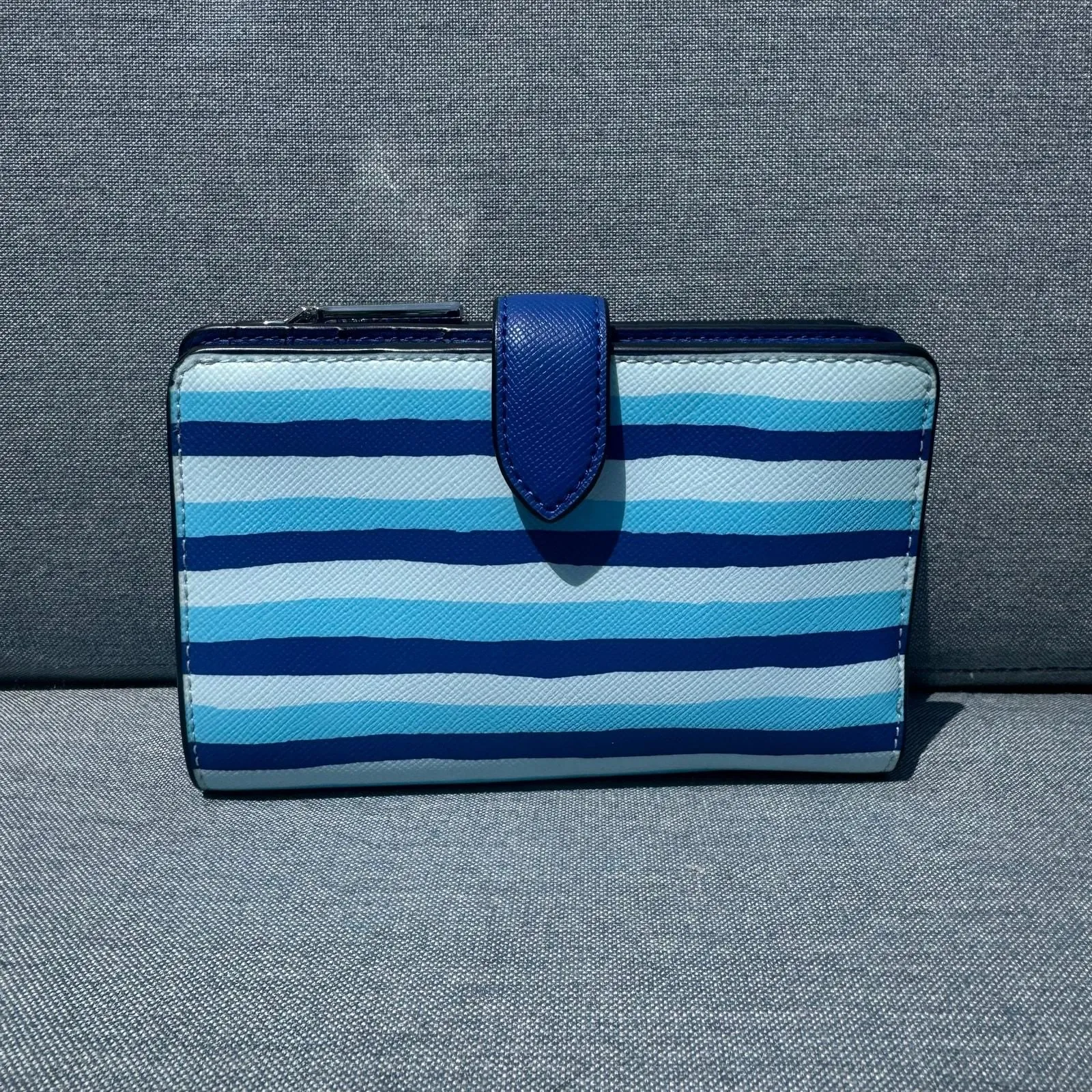 Listing Image Blurred Background